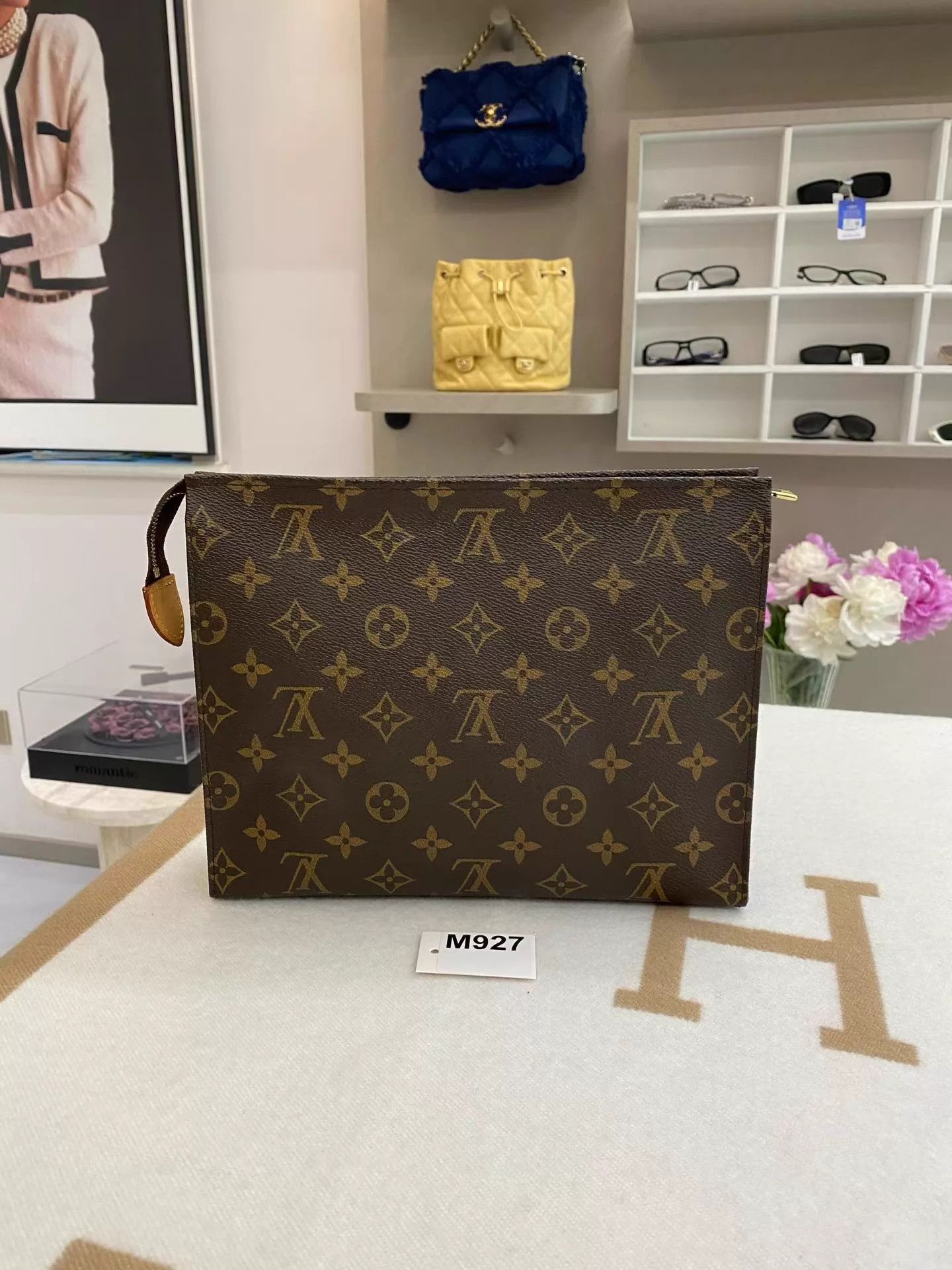 Louis Vuitton LV Monogram 26 Clutches Pouch 16M927 GC 25x20x5.5 Size ONE SIZE - 1 Thumbnail
