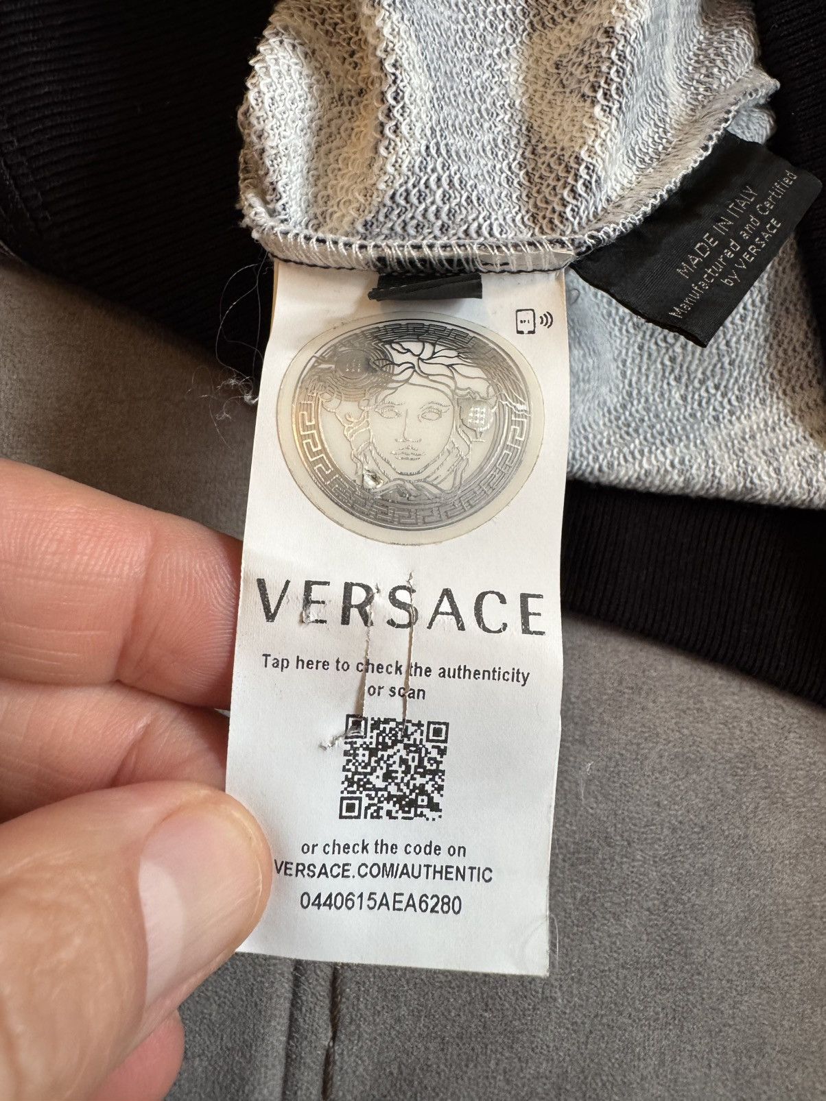 Versace VERSACE hoodie study REAL TAPE MEASUREMENTS IN PHOTOS PROPE Size US S / EU 44-46 / 1 - 16 Thumbnail