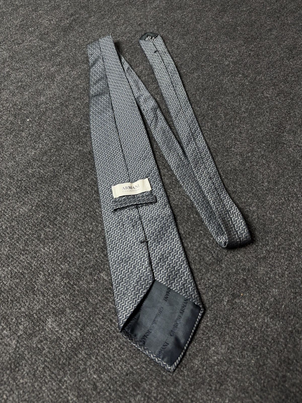 Armani Collezioni Luxury Italy Armani Collezioni Blue Pattern Silk Tie Size ONE SIZE - 4 Thumbnail