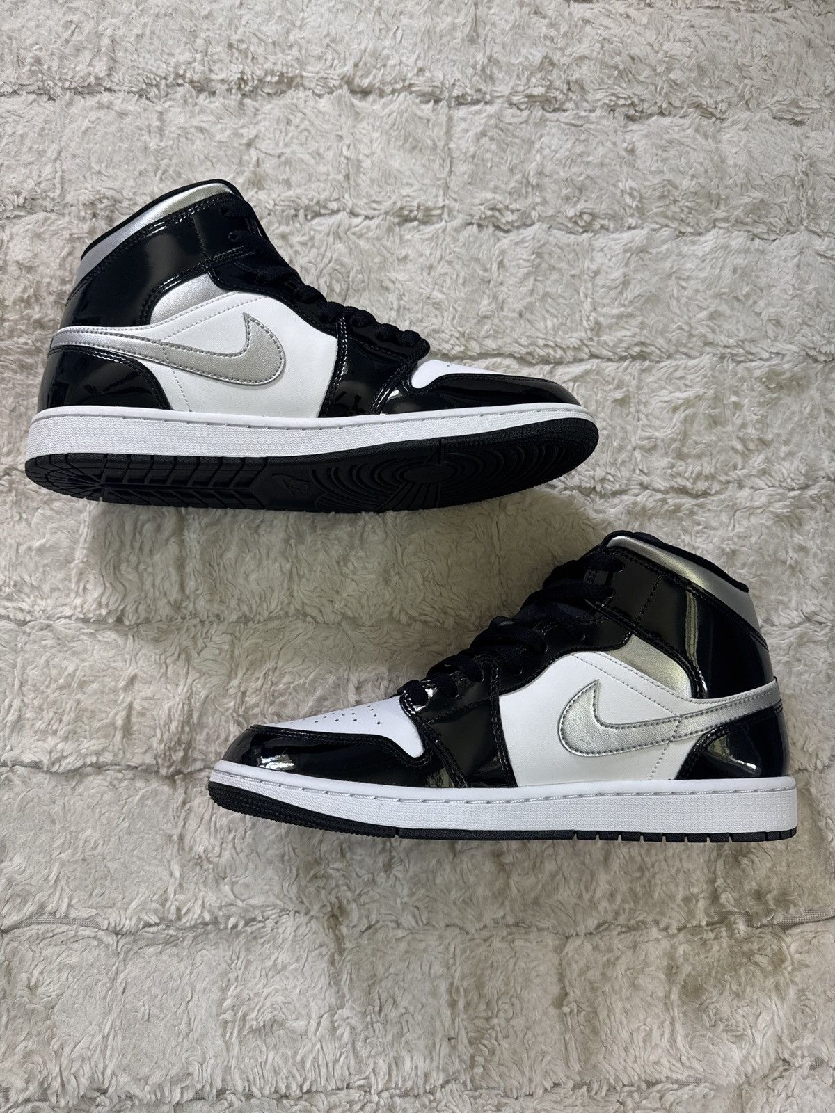Nike Nike jordan 1 mids size 10 Size US 10 / EU 43 - 2 Thumbnail
