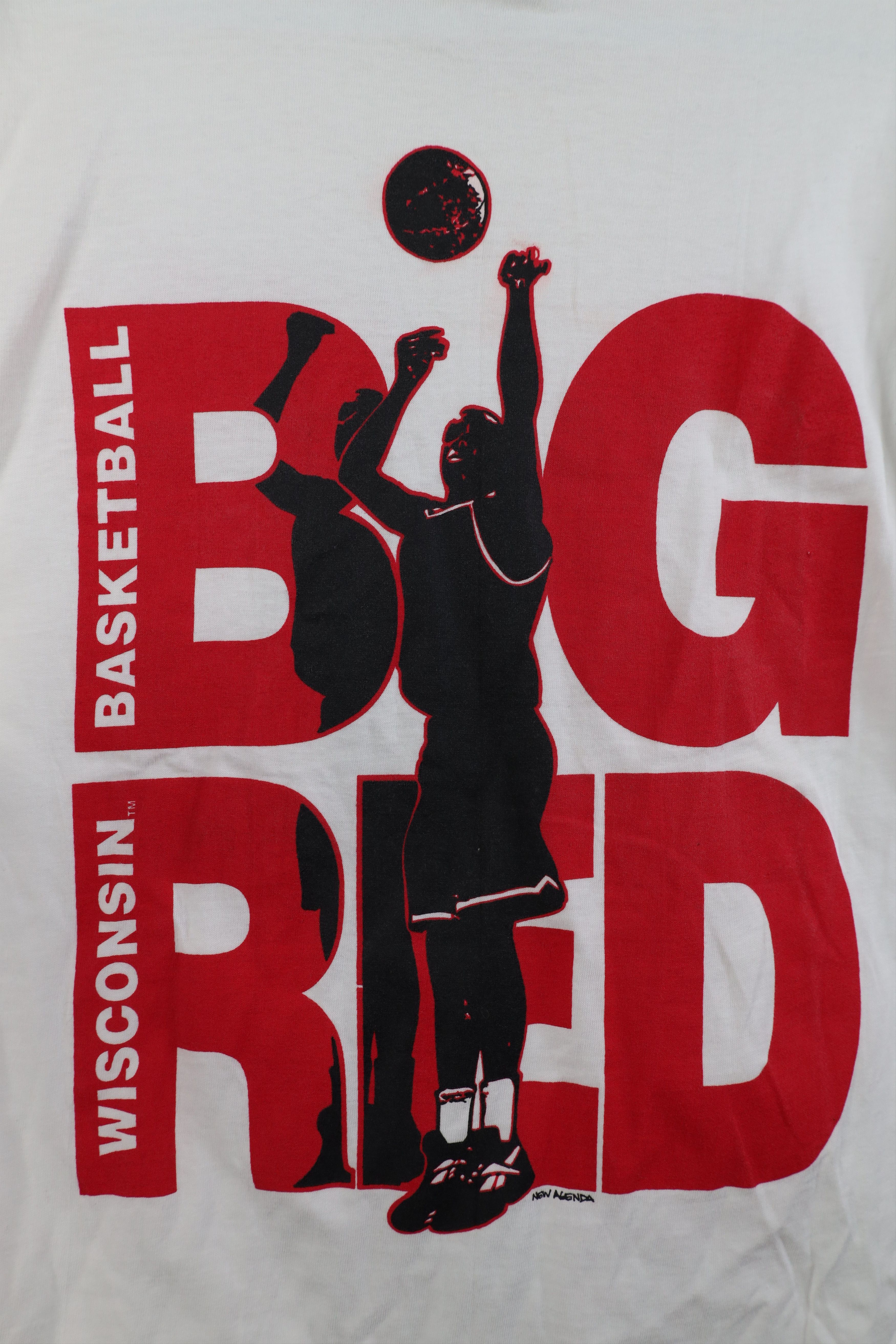 Vintage Vintage 80s 90s University of Wisconsin Basketball T-Shirt Size US M / EU 48-50 / 2 - 8 Thumbnail