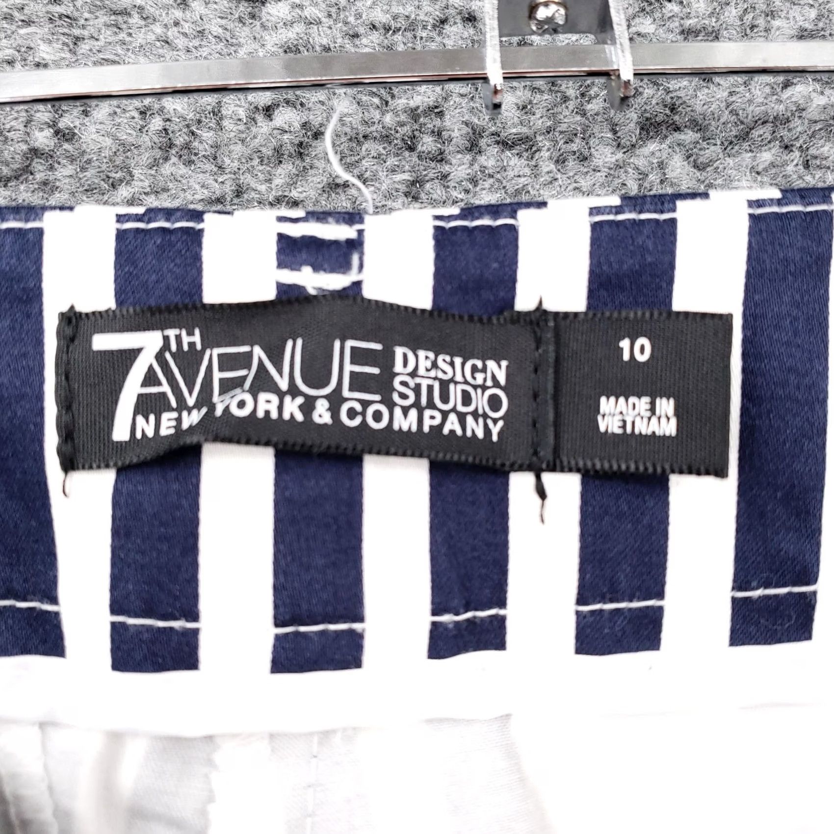 Vintage New York & Company Womens Blue Bermuda Shorts Size 10 Striped Mid-Rise Flat Front Zip Size 32" / US 10 / IT 46 - 3 Thumbnail