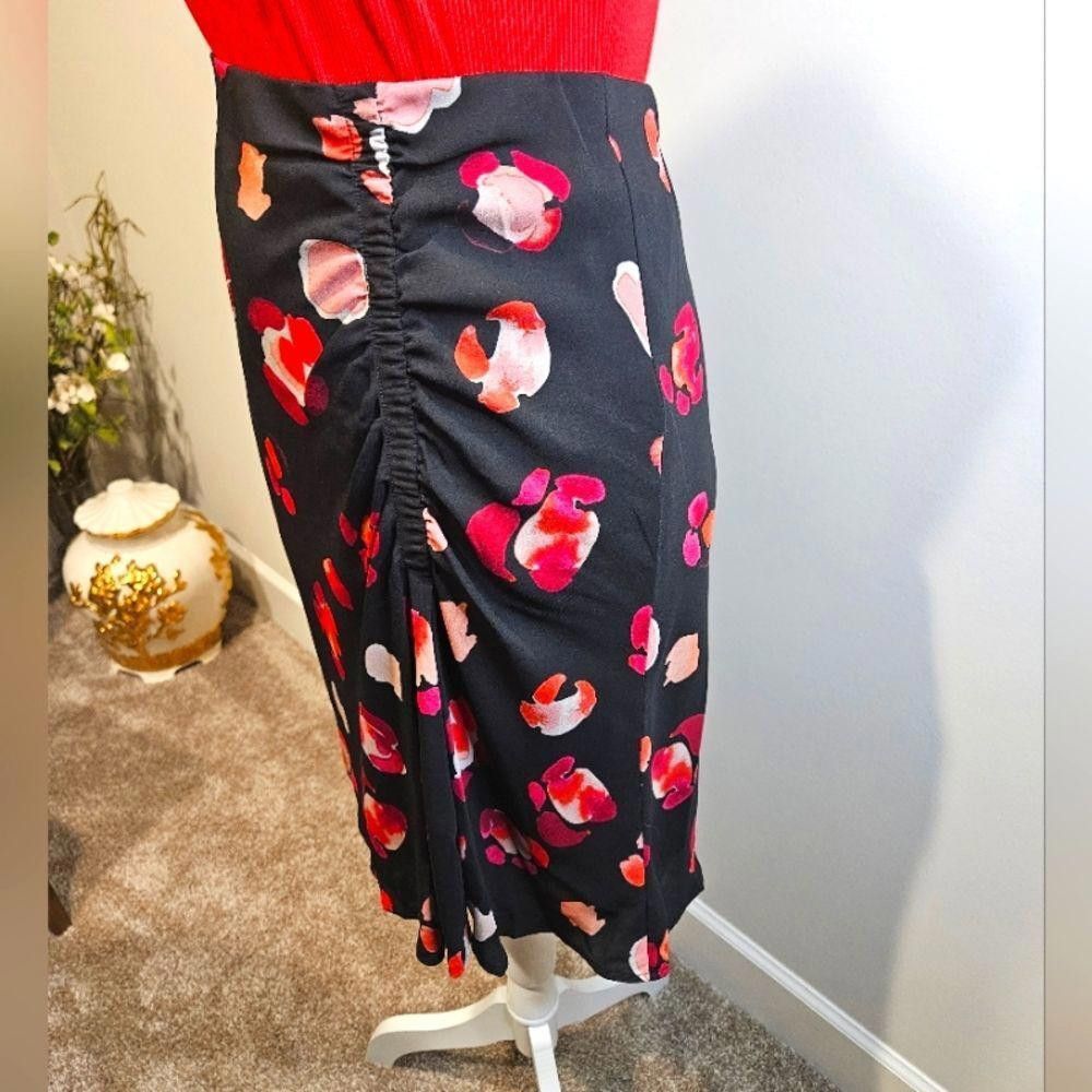 Designer Cabi Floral Skirt with ruched side Size 32" / US 10 / IT 46 - 3 Thumbnail