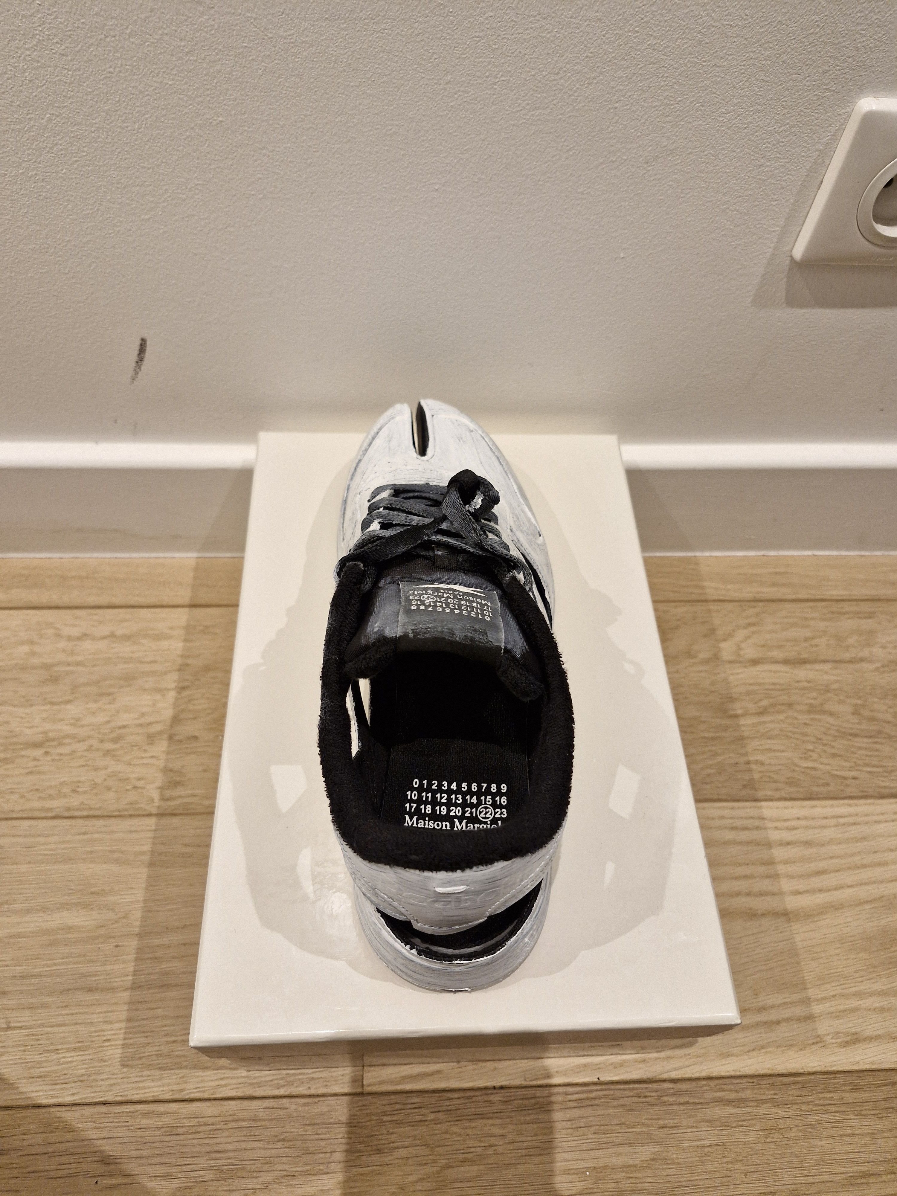 Maison Margiela × Reebok White painted Tabi sneakers Size US 10.5 / EU 43-44 - 7 Thumbnail