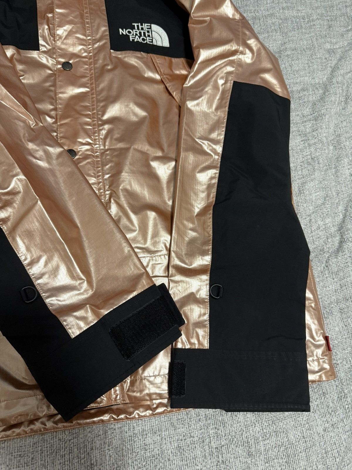 Supreme × The North Face Supreme tnf the north face metallic mountain parka gold rose Size US M / EU 48-50 / 2 - 5 Thumbnail