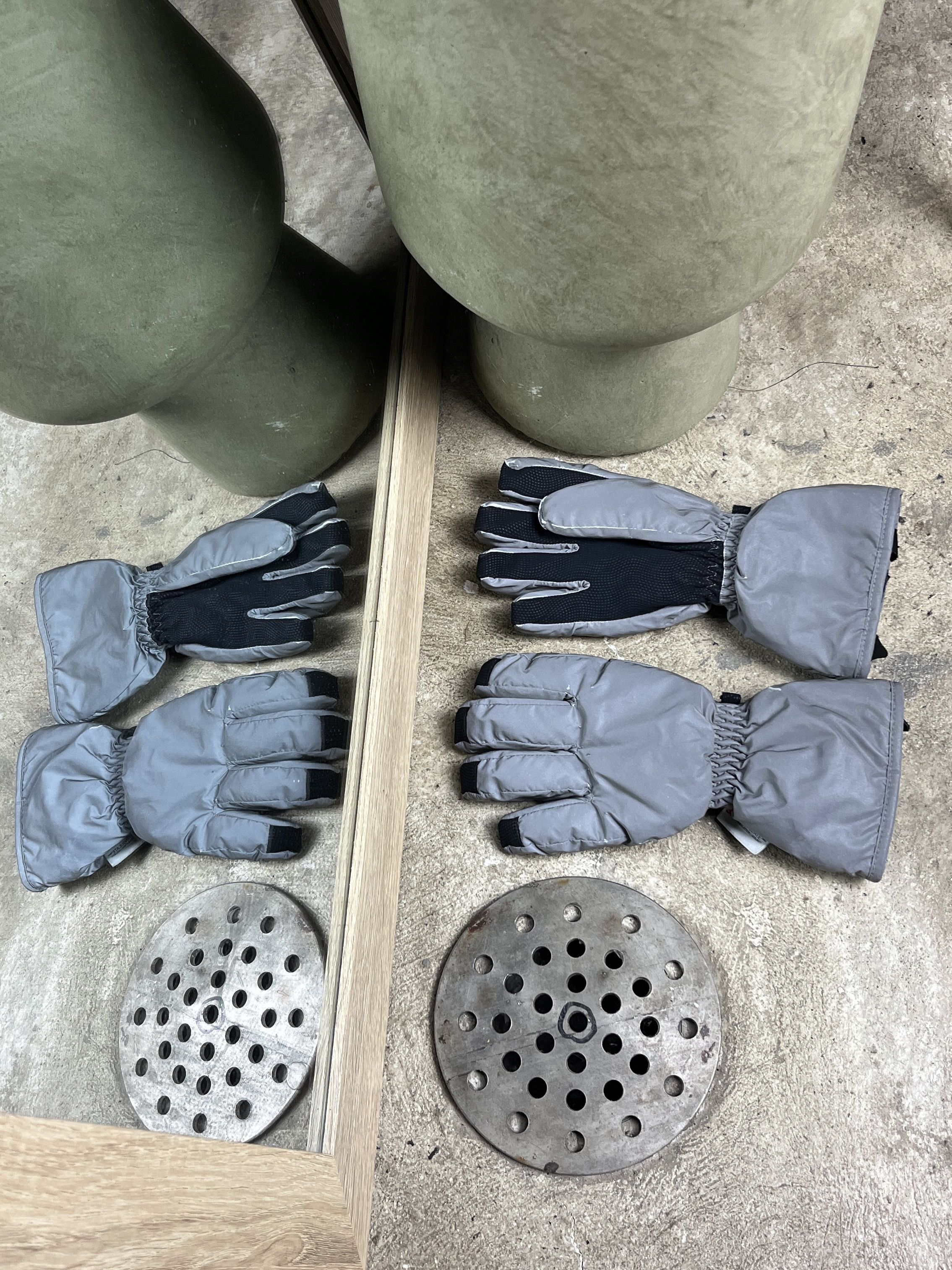 Other GREY THINSULATE QUILTED SKI GLOVES - № 4521 Size ONE SIZE - 5 Thumbnail