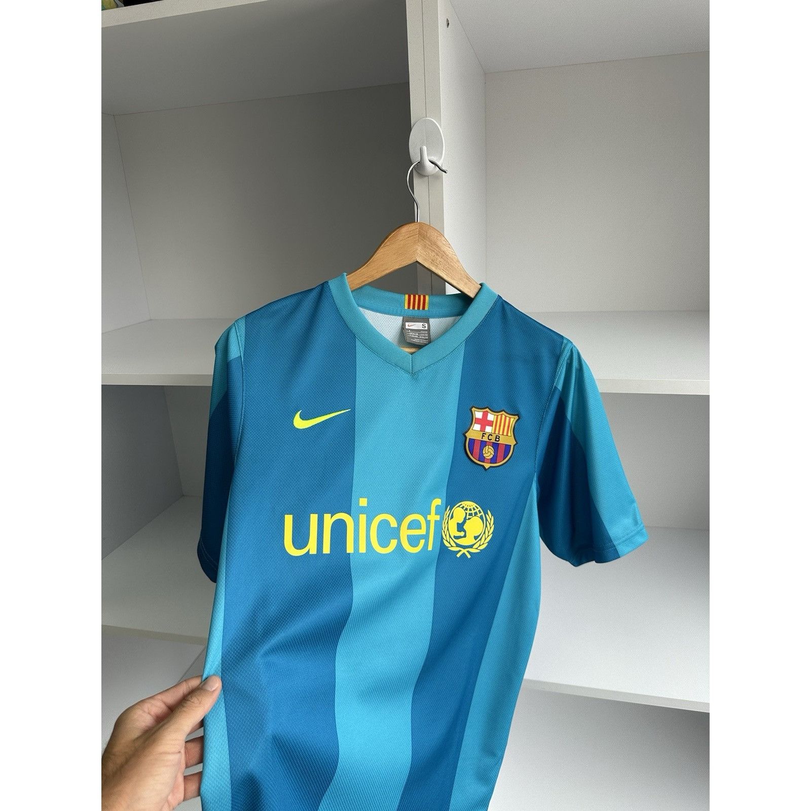Nike BARCELONA 2007 2008 AWAY FOOTBALL SOCCER SHIRT JERSEY NIKE 2 Size US S / EU 44-46 / 1 - 5 Thumbnail