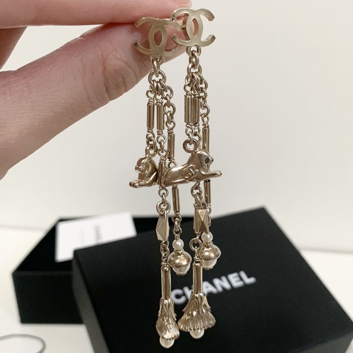 Chanel Chanel gold king dangly Pearl charm earrings Size ONE SIZE - 6 Thumbnail