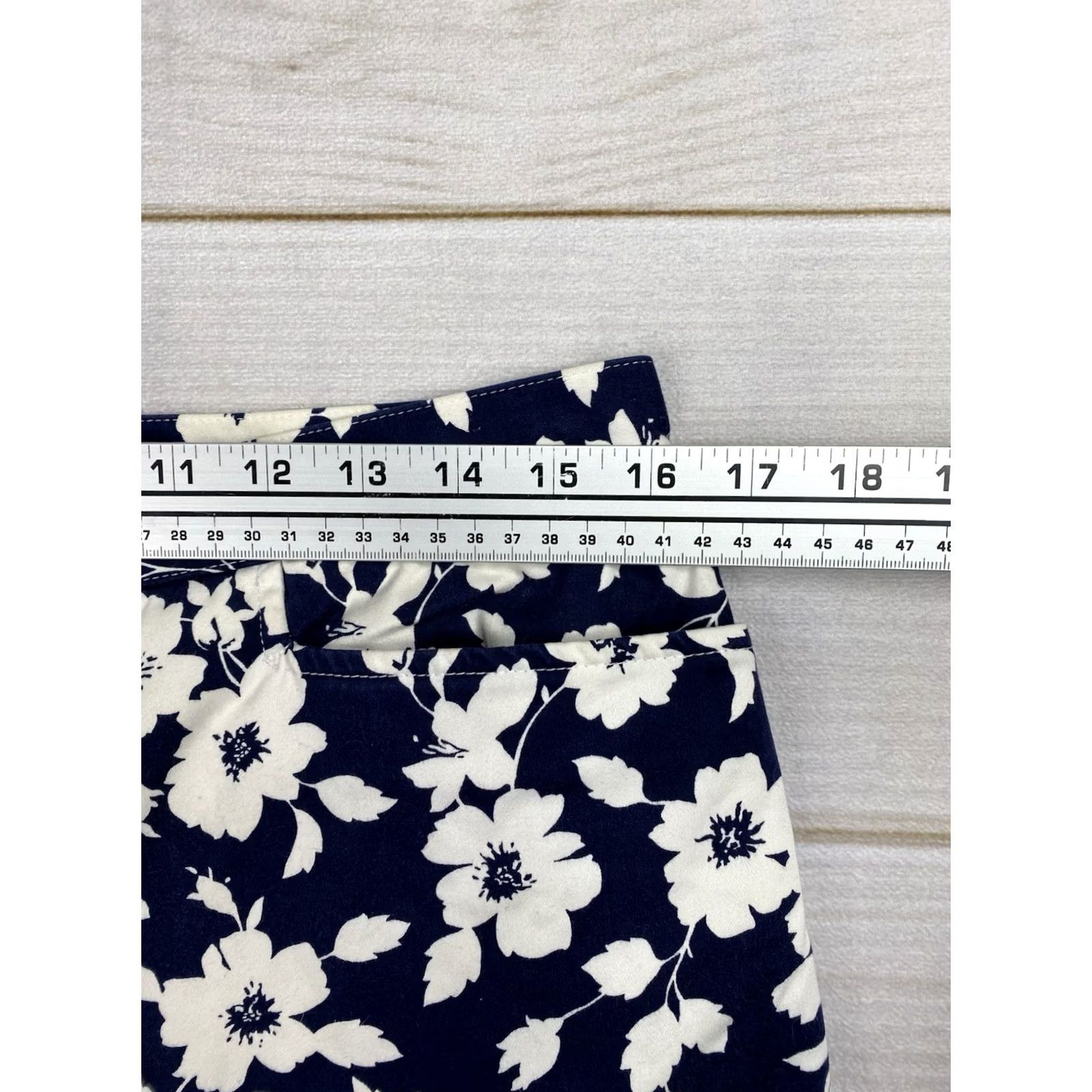 Jones New York VINTAGE Jones New York Crop Pants Sz 12 Blue White Floral Boho Stretch Capri Hawaiian Girls Size 34" / US 12 / IT 48 - 5 Thumbnail