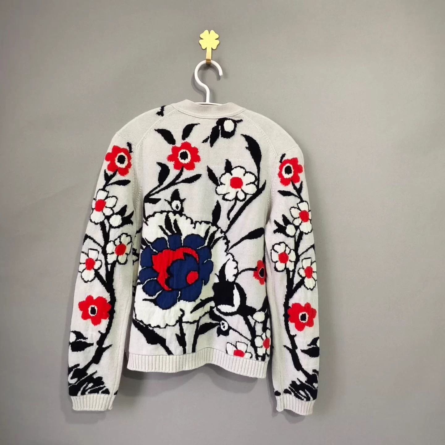 Chanel Chanel Resort Cashmere Cardi Pearl Camellia Button Size XS / US 0-2 / IT 36-38 - 2 Thumbnail