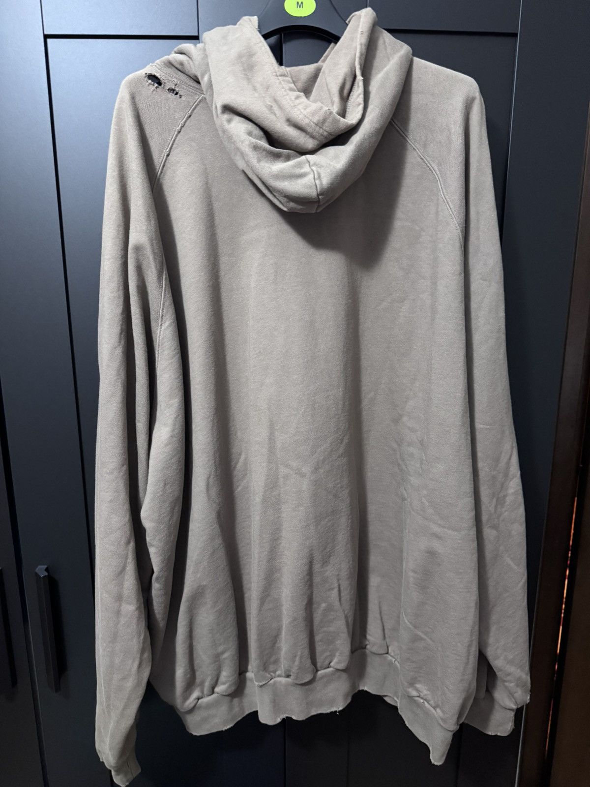 Balenciaga Balenciaga Metal Logo Hoodie Beige Size 3 🌊🌊BLUELLE🌊🌊 Size US L / EU 52-54 / 3 - 2 Thumbnail