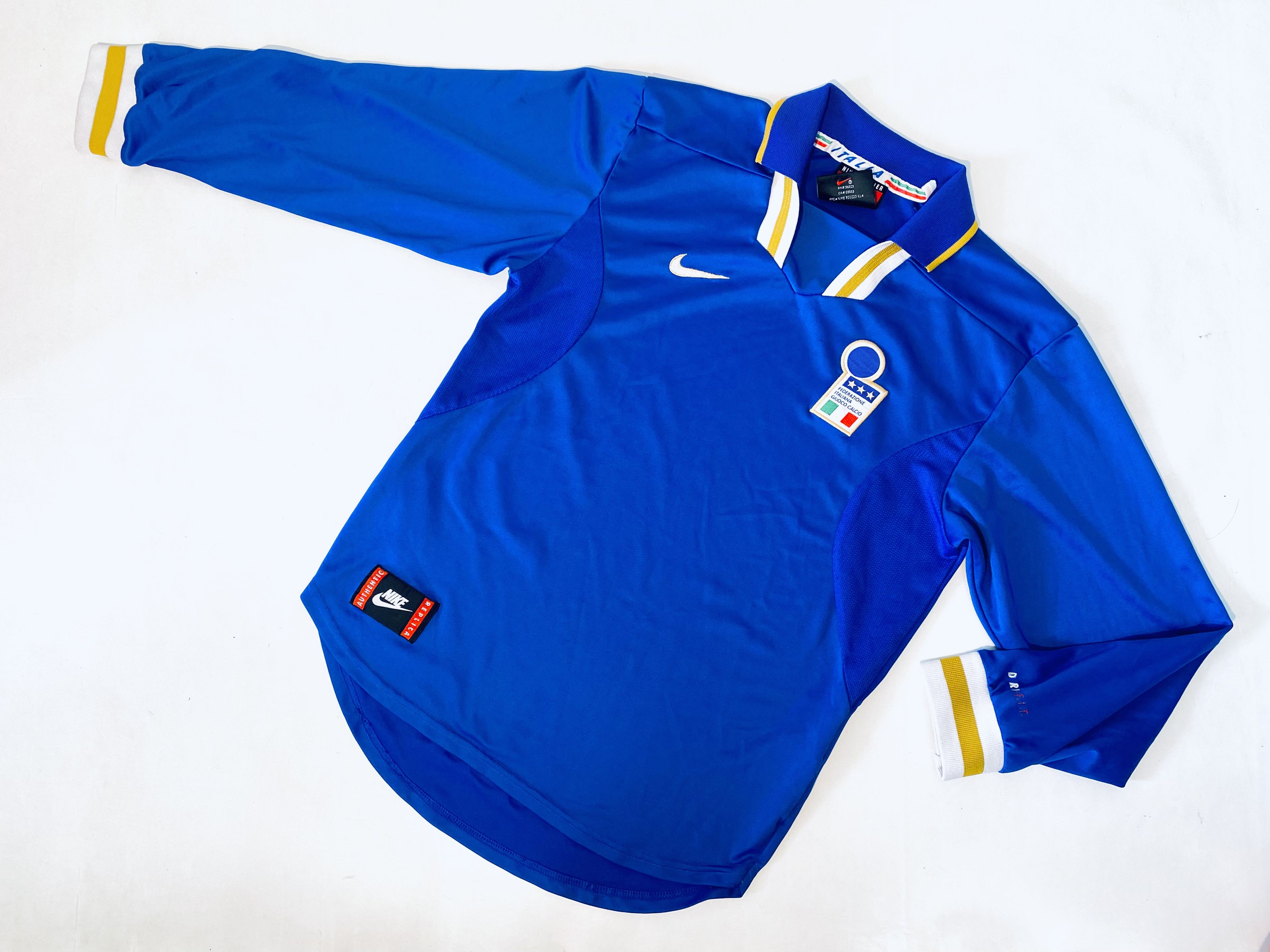 Nike Italy Euro 96 Home Football Shirt Jersey Long Sleeve Size US S / EU 44-46 / 1 - 4 Thumbnail