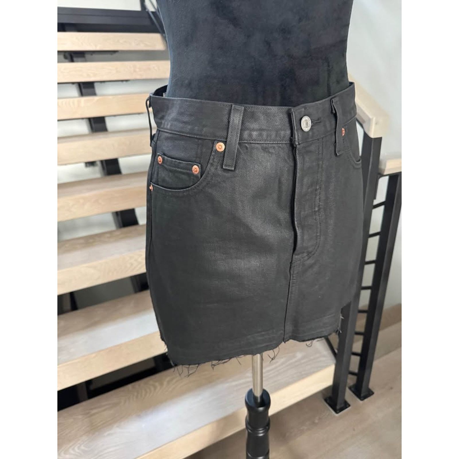 Levi's Levi's Black Denim Raw Hem Mini Skirt size 25 Size 25" / US 0 / IT 36 - 2 Thumbnail