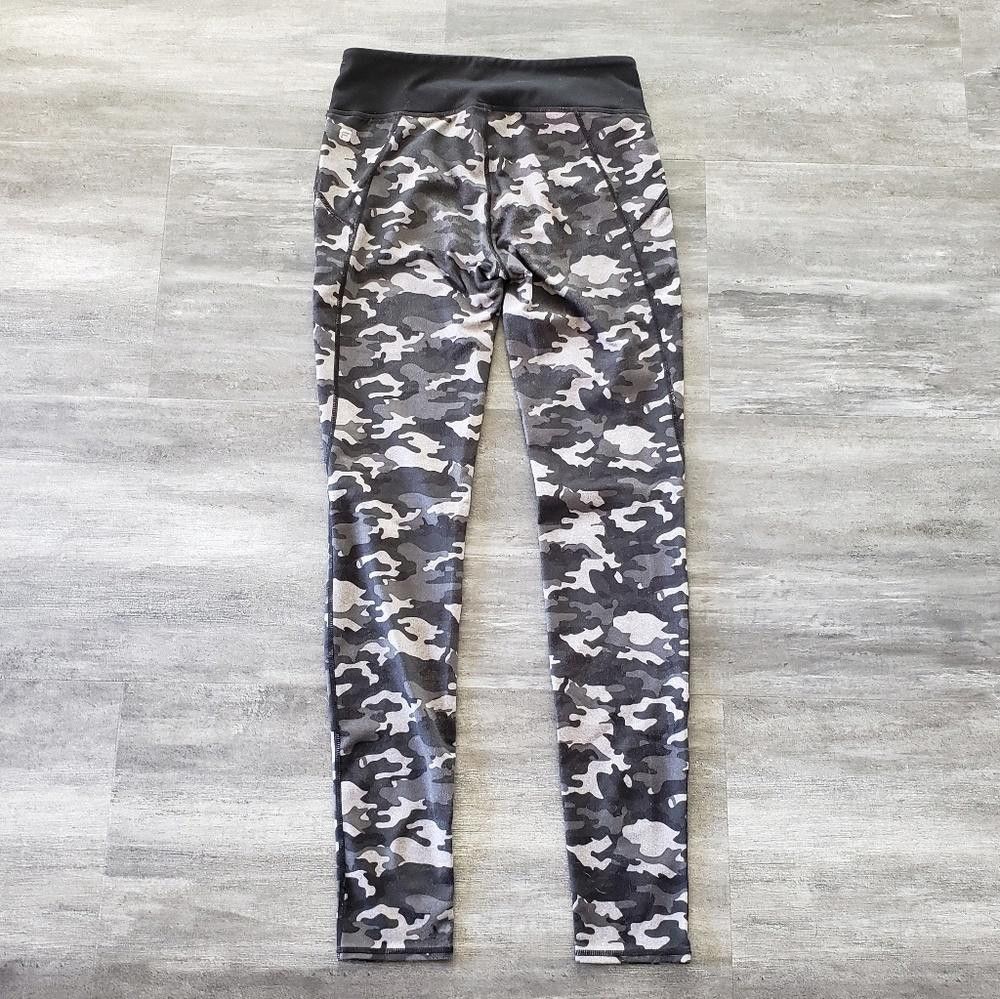 Fabletics Grey Black Camo Fabletics Fitted Athletic Legging Size 28" / US 6 / IT 42 - 2 Thumbnail