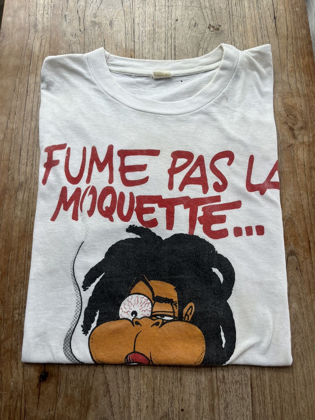 Vintage Vintage Fume Pas La Moquette… Ca Rend Malade !! 90’s T-shirt Size US XL / EU 56 / 4 - 1 Thumbnail