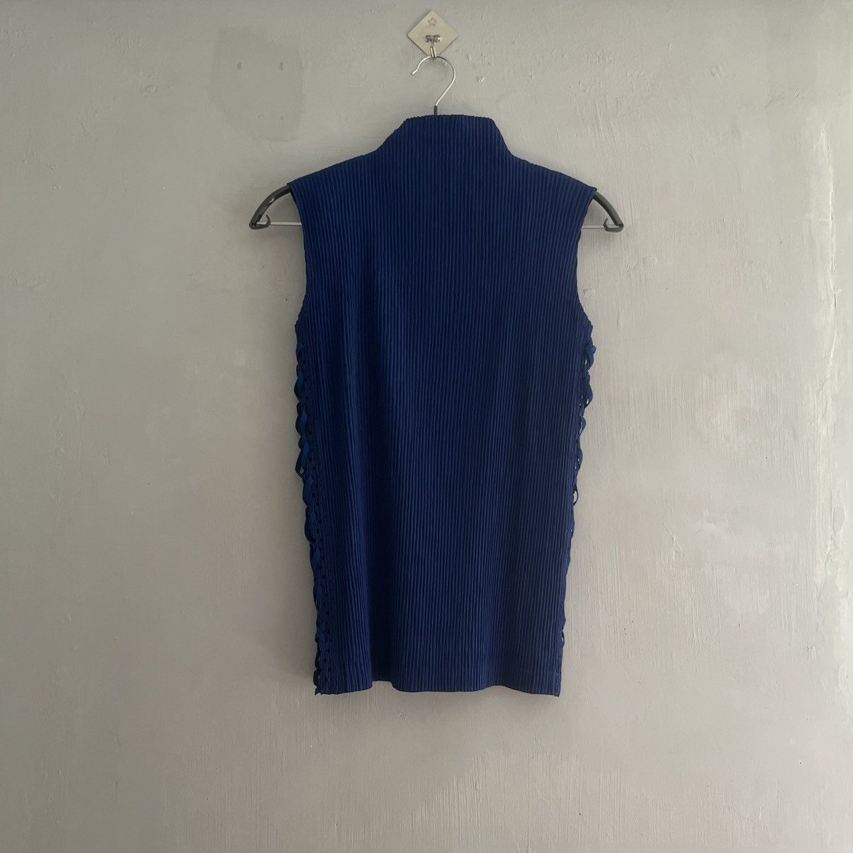Issey Miyake fete pleats - side lace up detaits