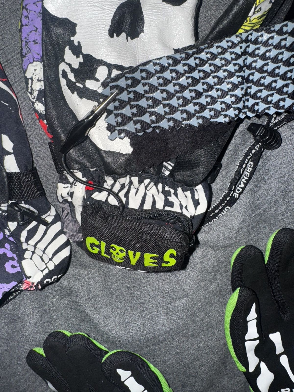 Grenade RARE MISFITS X GRENADE GLOVES + MITTENS 2007 DROP SIZE SMALL Size ONE SIZE - 4 Thumbnail