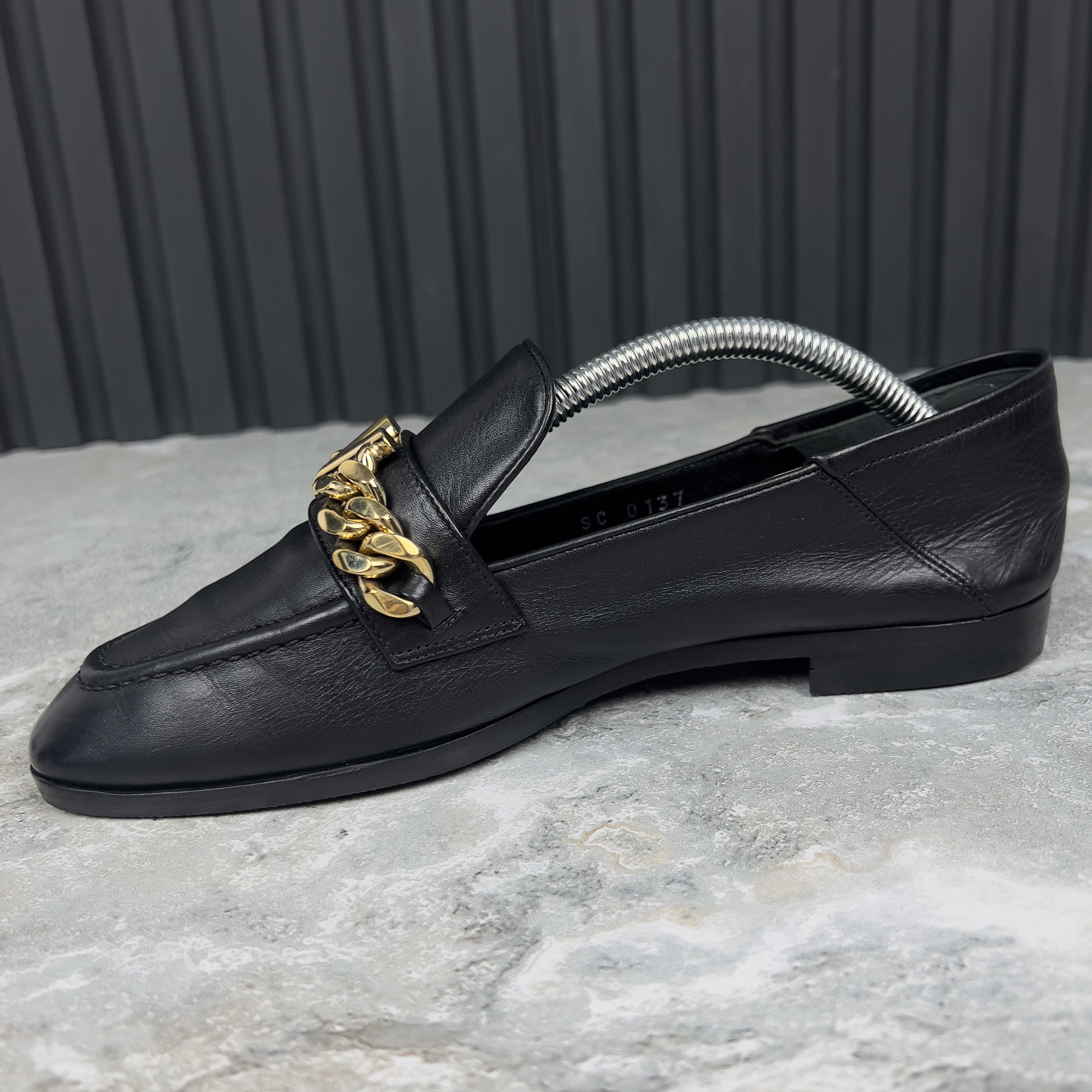 Louis Vuitton Louis Vuitton Gold V Chain Flat Loafers Leather Size US 7 / IT 37 - 5 Thumbnail