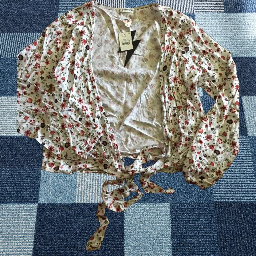 Junk Food JUNK FOOD Blouse Long Sleeve Crop Tie Front Floral Snow White NWT Size M Womens Size M / US 6-8 / IT 42-44 - 1 Thumbnail