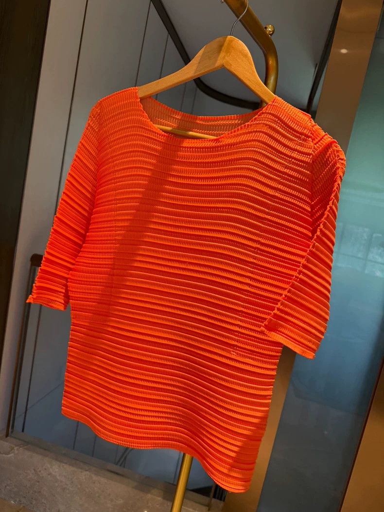 Issey Miyake Issey Miyake The main line is an orange-red pleated top Size XS / US 0-2 / IT 36-38 - 3 Thumbnail