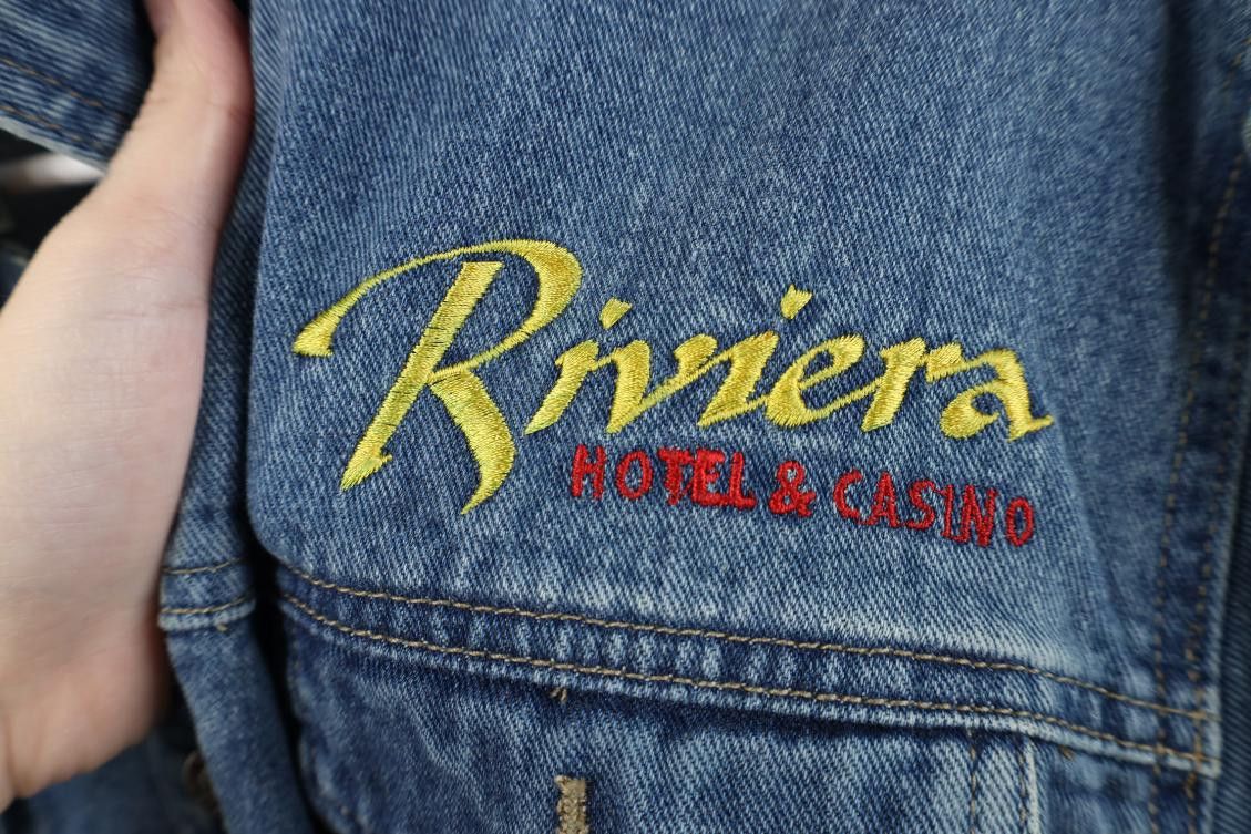 Vintage Vintage 90s Y2K Hotel Casino Denim Jean Trucker Jacket Blue Size US L / EU 52-54 / 3 - 4 Thumbnail