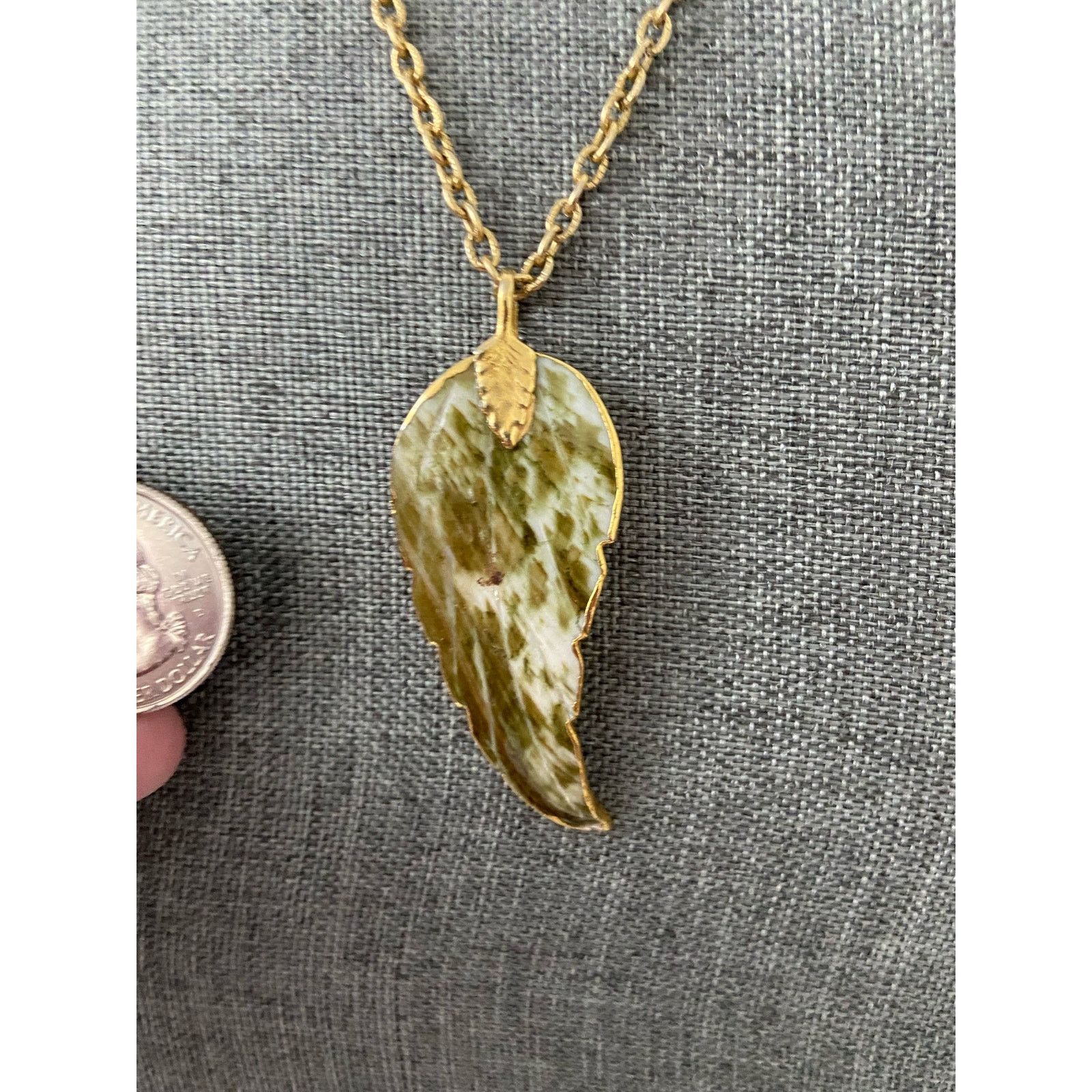 Other olive green painted shell feather necklace gold tone Size ONE SIZE - 2 Thumbnail