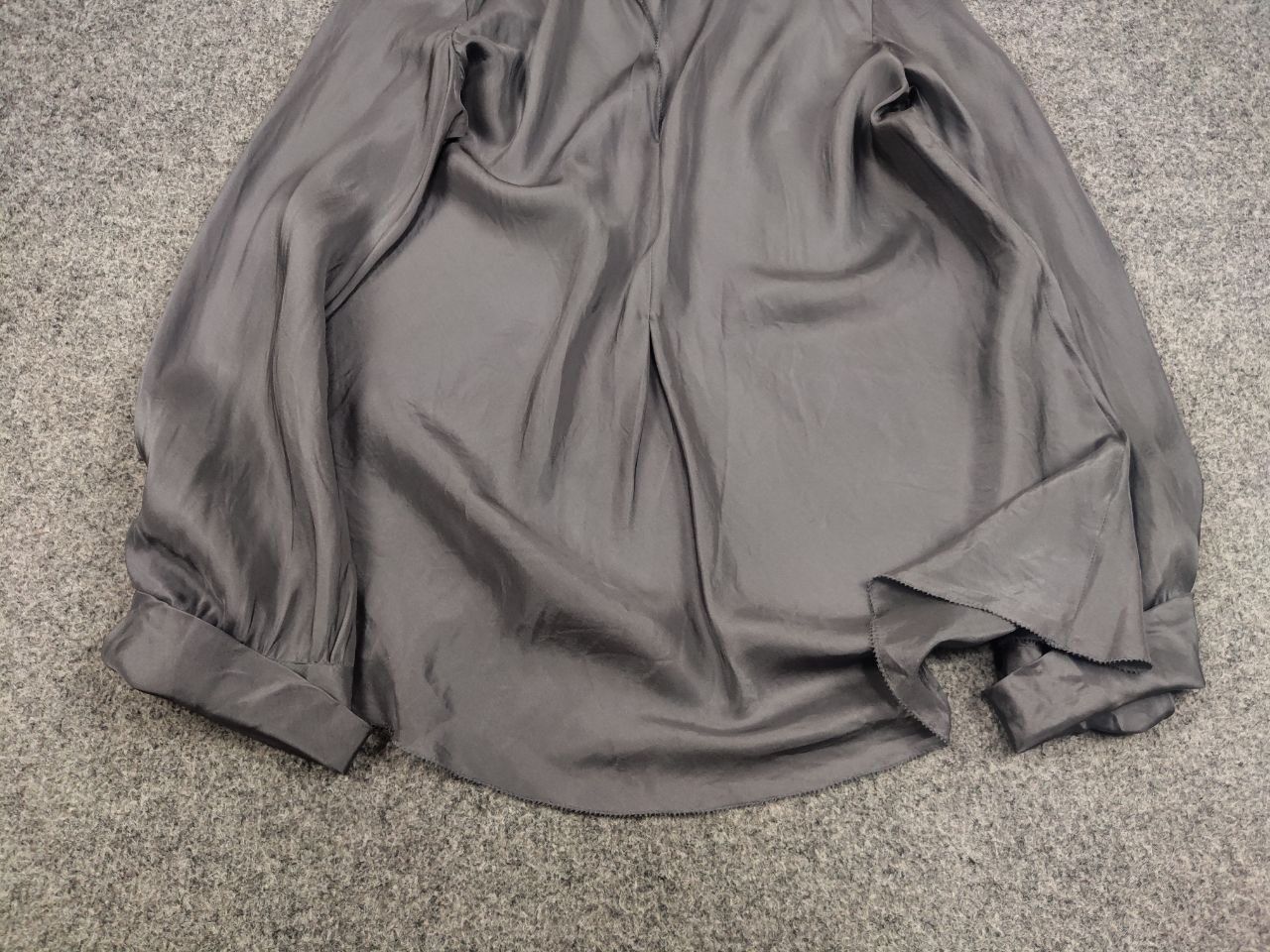 Designer Susanne Bommer Design Boxy Silk Silver gray blouse Size L / US 10 / IT 46 - 9 Thumbnail