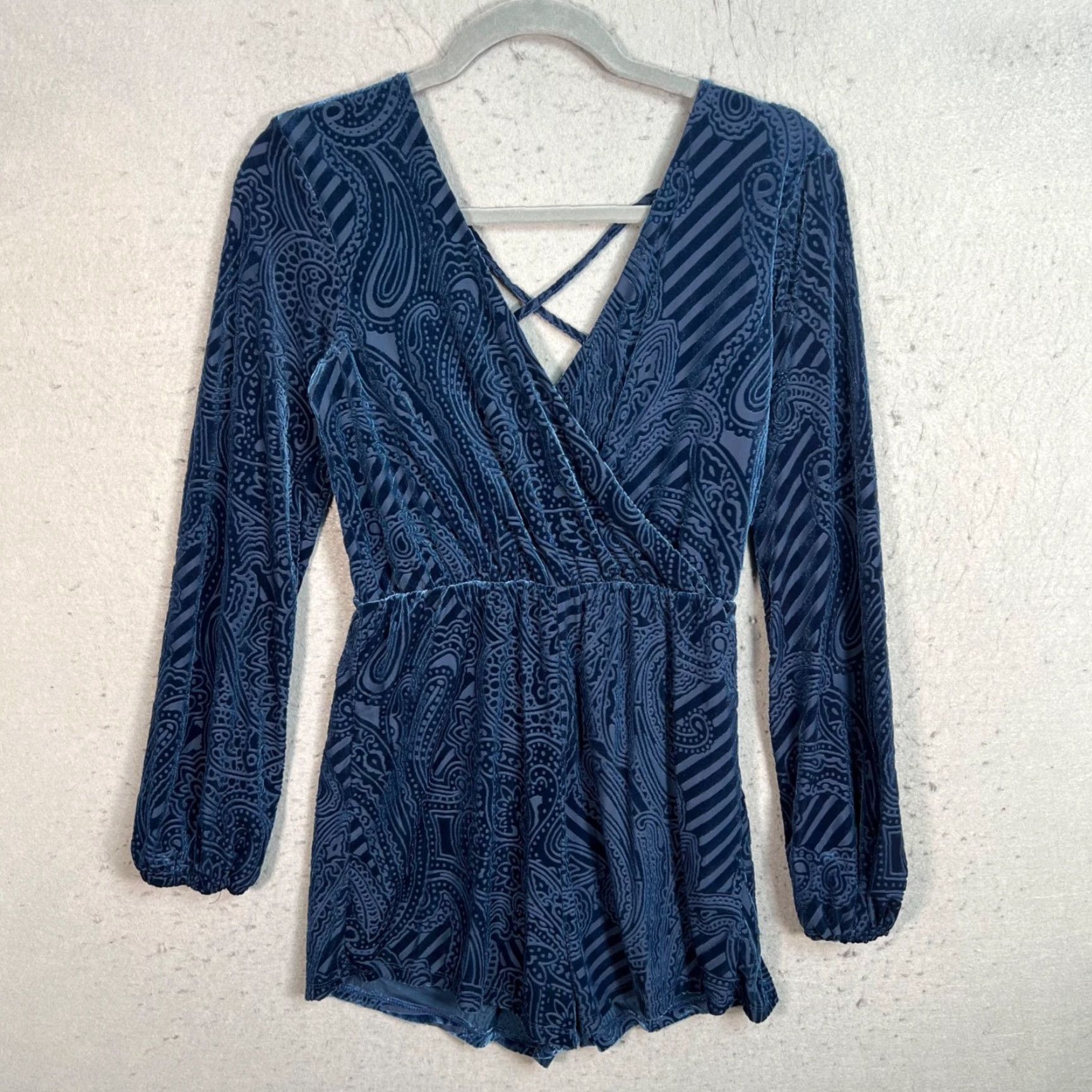 Vintage VINTAGE Anthropologie Ecote Womens XS Blue Paisley Print Long Sleeve Romper Size XS / US 0-2 / IT 36-38 - 2 Thumbnail