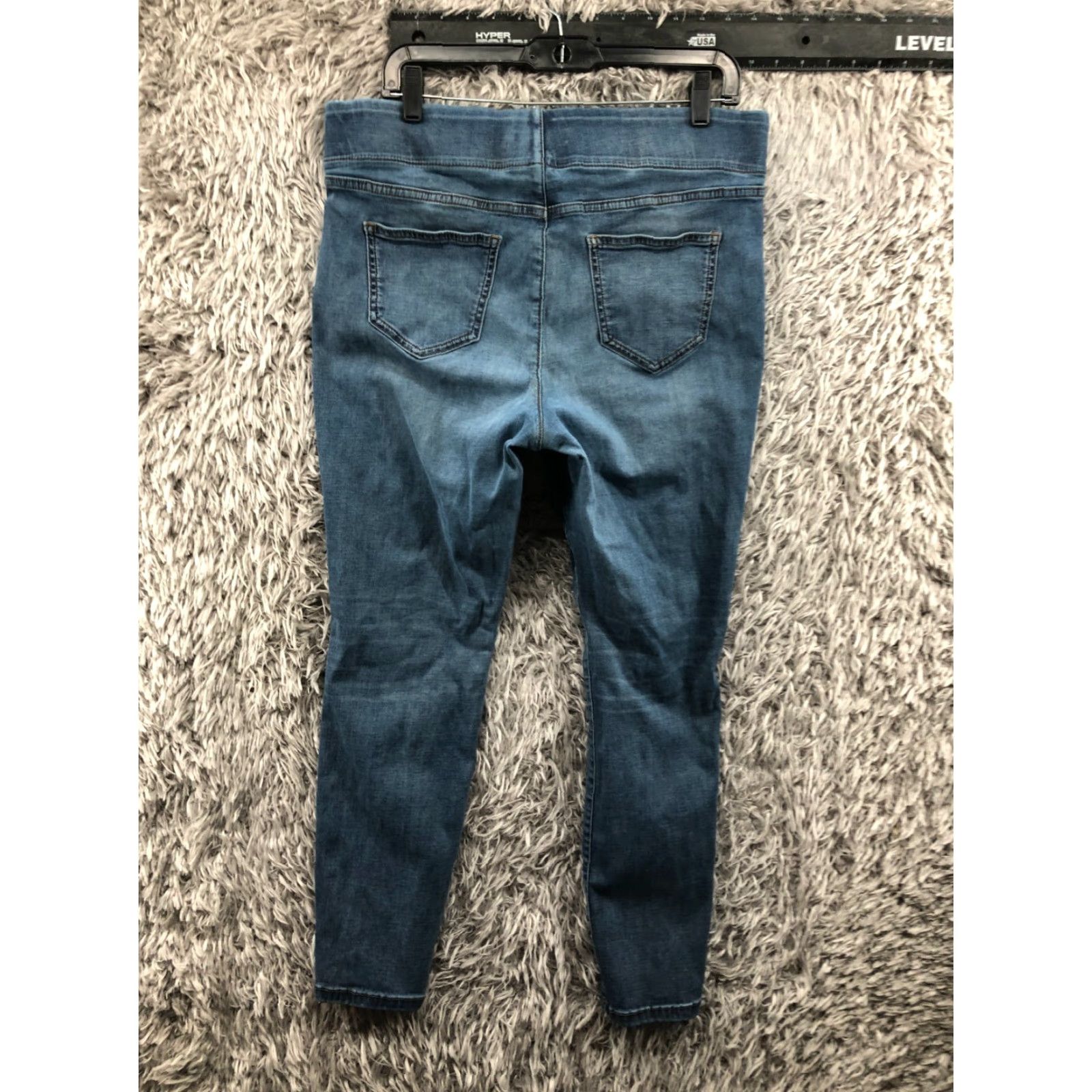 Vera Wang Vera Wang Jeans Jegging Medium Wash Blue Size 16 Womens 27in Inseam Regular Fit Pocket 5-Pocket Zipper Button Denim N/A Flaw? (but must not add info) Size 38" / US 16 / IT 52 - 6 Thumbnail