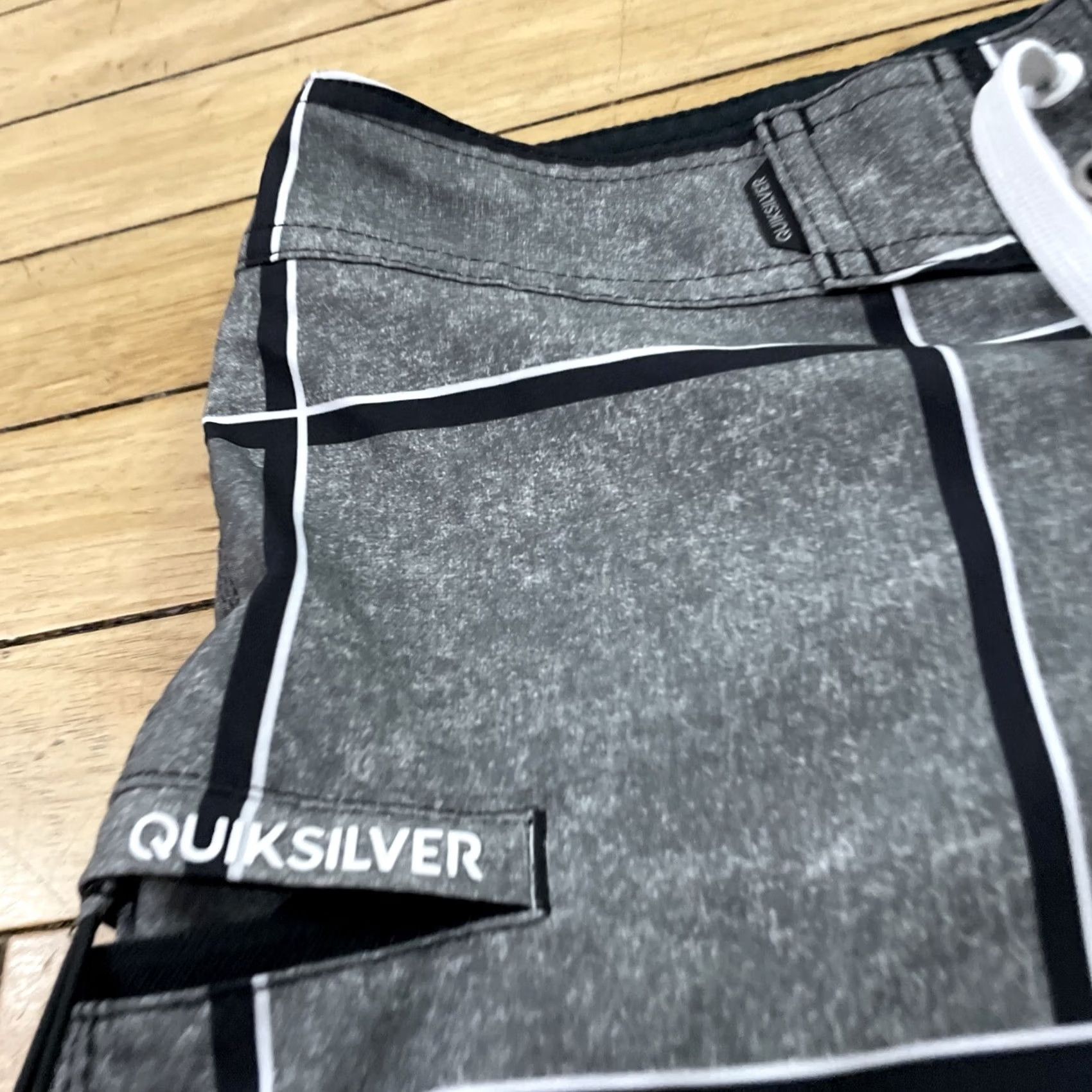 Quiksilver VINTAGE QUIKSILVER Board Shorts Men 30 Gray Black Plaid Active Swim Trunks Surf 30x10 Mens Size US 30 / EU 46 - 6 Thumbnail