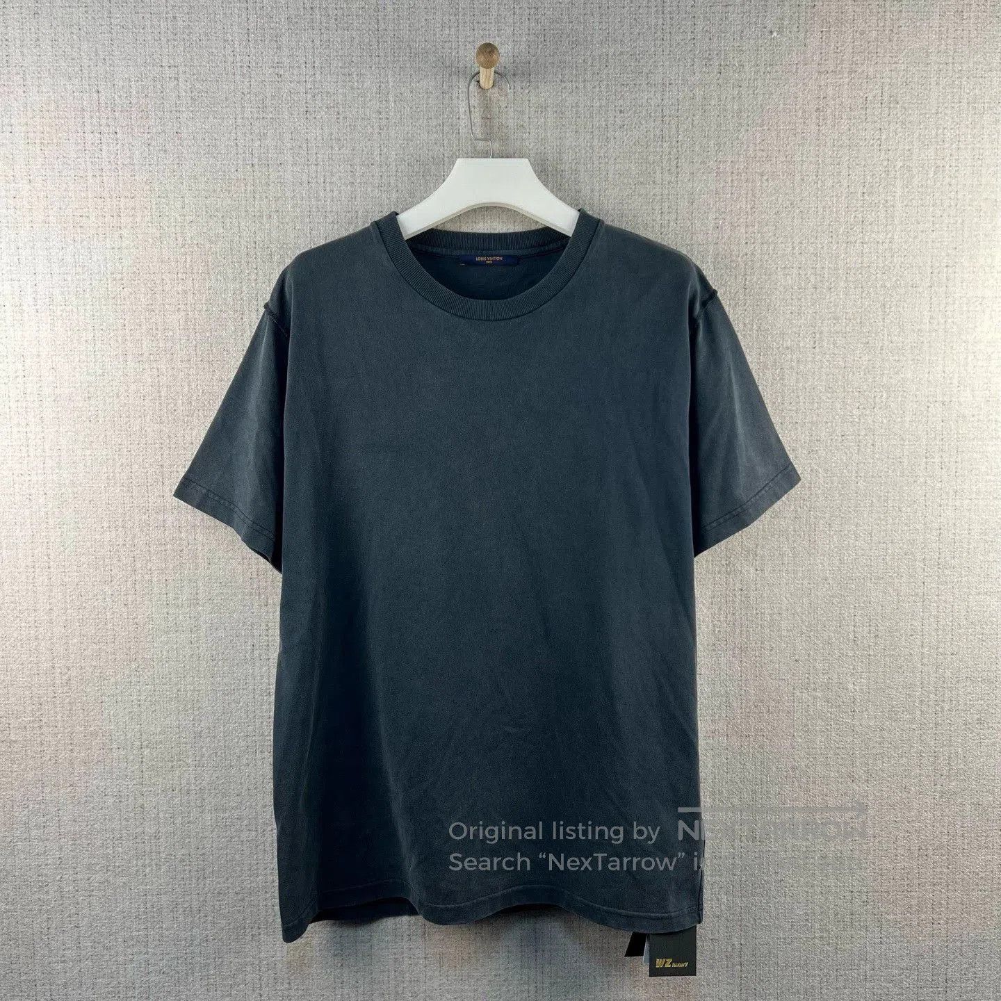Louis Vuitton LOUIS VUITTON FW21 Solid Back Logo Tee. Size US XL / EU 56 / 4 - 1 Thumbnail
