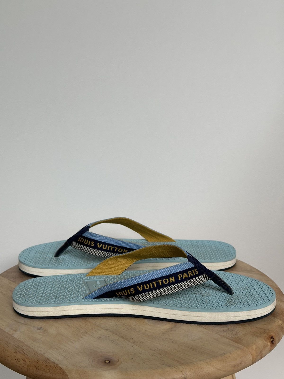 Designer × Louis Vuitton Louis Vuitton blue rubber flip flops thongs spellout Size US 7 / EU 40 - 5 Thumbnail