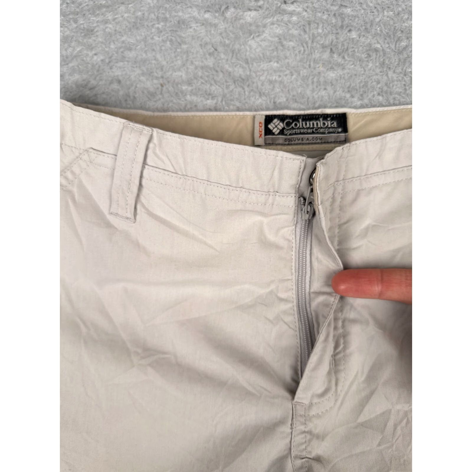 Vintage VINTAGE Columbia Shorts Womens Cargo Beige 4 28x5 Polyester Blend Hike Hiking Size 27" / US 4 / IT 40 - 6 Thumbnail