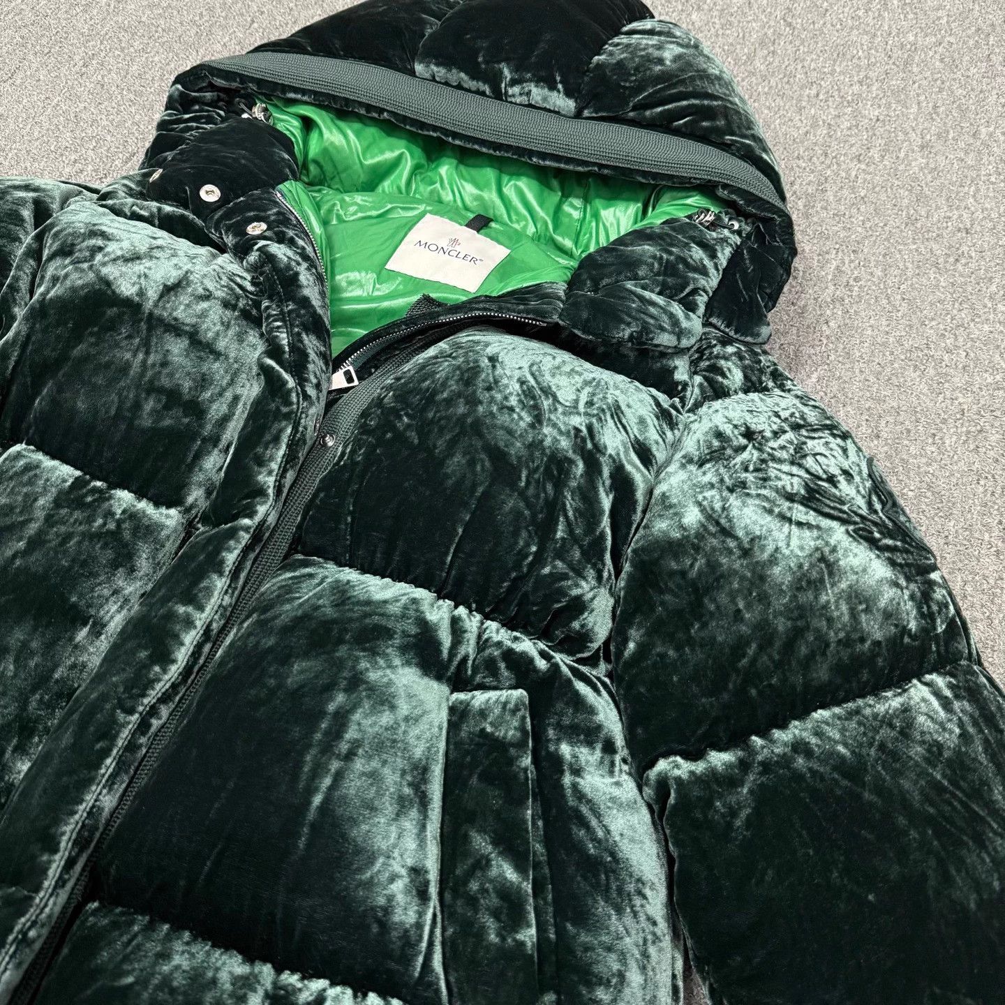 Moncler Moncler black green velvet down coat 1 like new Size S / US 4 / IT 40 - 3 Thumbnail