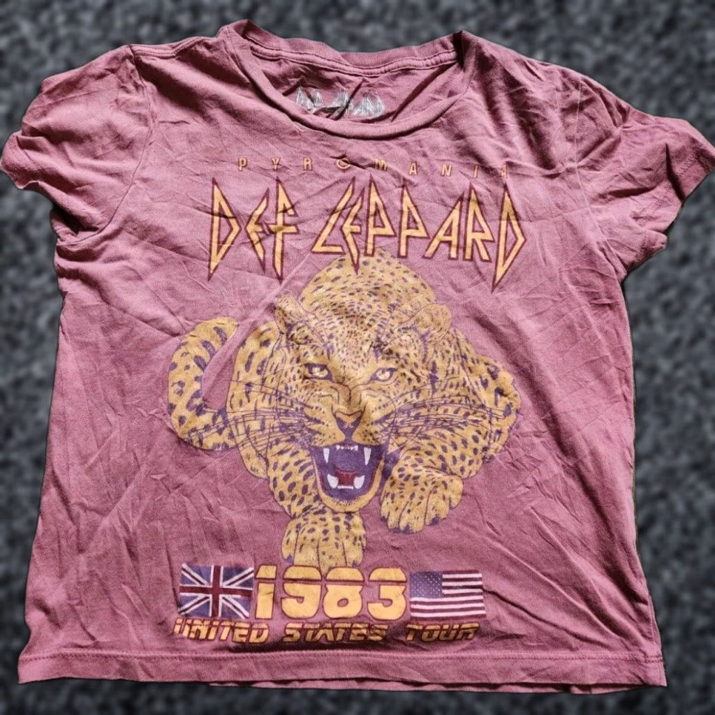 Vintage Goodie Two Sleeves Def Leppard Rock T Shirt Womens XS Pink Size XS / US 0-2 / IT 36-38 - 1 Thumbnail