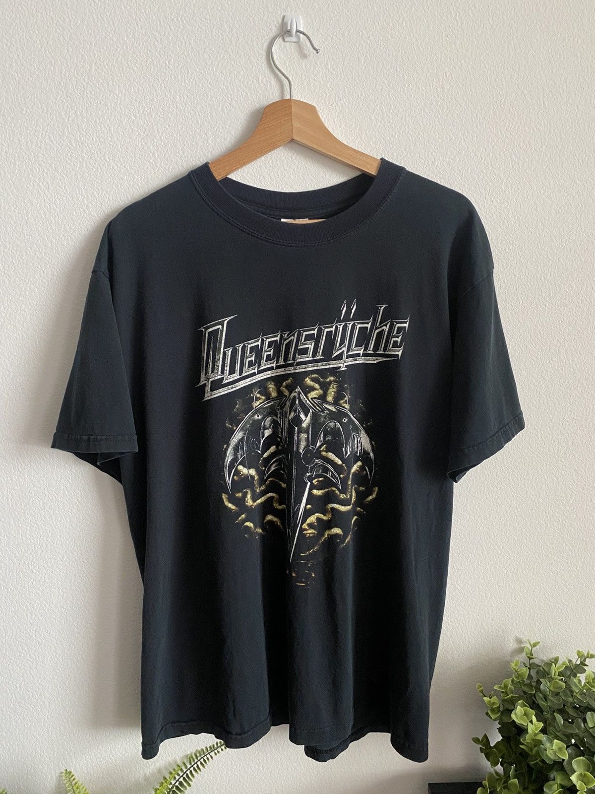 Band Tees Vintage 00s Queensryche Faded Band Tee Size US L / EU 52-54 / 3 - 1 Thumbnail