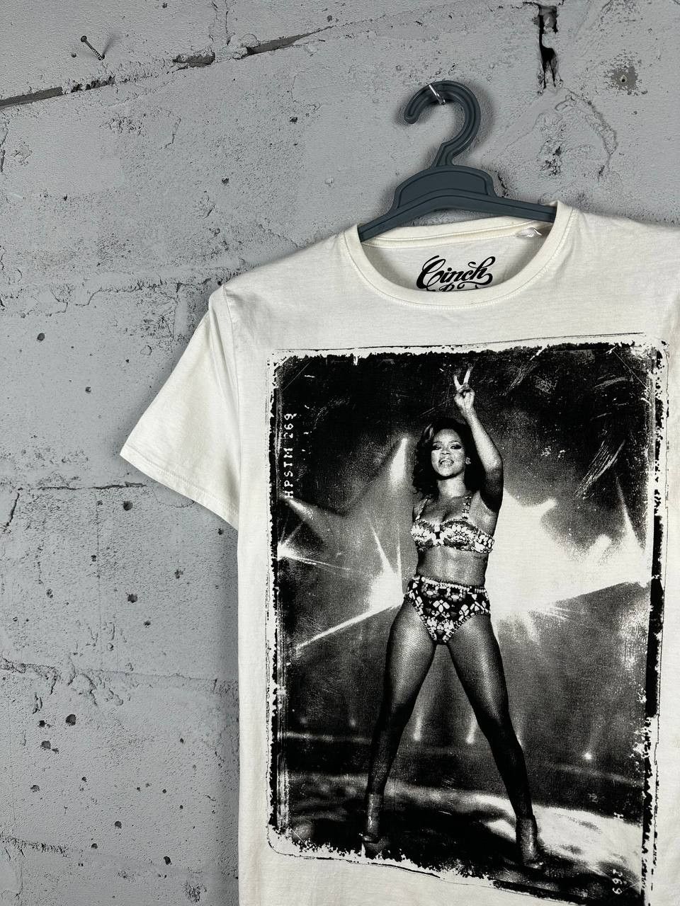 Band Tees × Rihanna × Vintage Rihanna 2012 Vintage T-Shirt Big Logo Size S Size US S / EU 44-46 / 1 - 3 Thumbnail