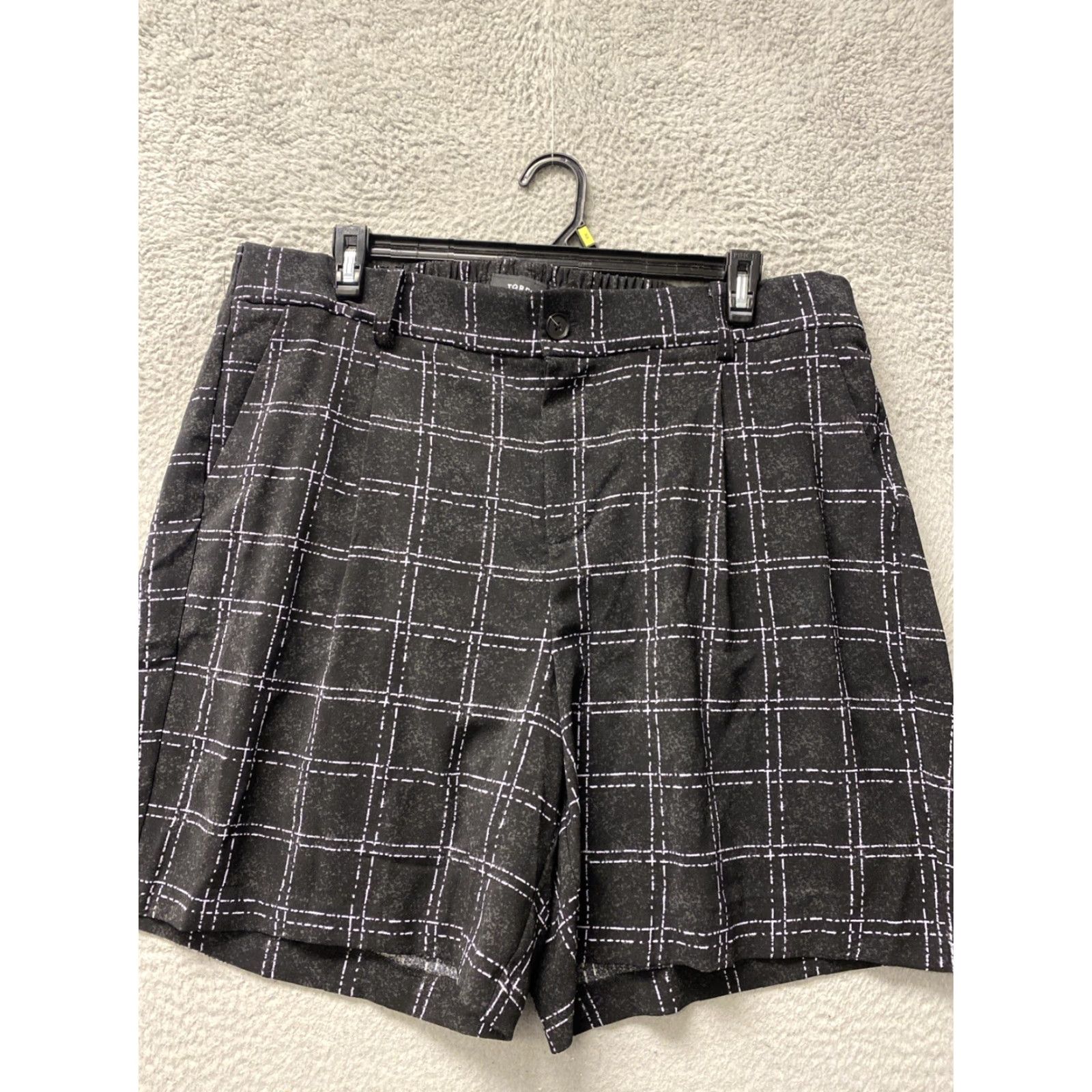 Torrid Torrid Shorts Size 20 Black White Check Polyester Stretch Button 8 Inseam Regular Mid Rise 40 in Waist NWT / 121-47 Size 42" / US 20 - 2 Thumbnail