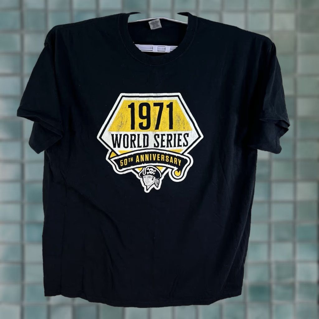 Gildan Pittsburgh Pirates 50th Anniversary World Series T-Shirt Mens XL Black - Gildan Heavy Cotton, Short Sleeve, Crew Neck, Graphic Print, 70s Sports Theme Size US XL / EU 56 / 4 - 1 Thumbnail