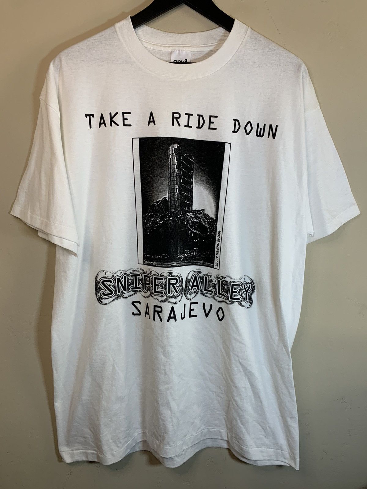 Vintage *RARE* Vintage 1997 Sniper Alley Sarajevo Bosnian War Shirt Size US XL / EU 56 / 4 - 1 Thumbnail