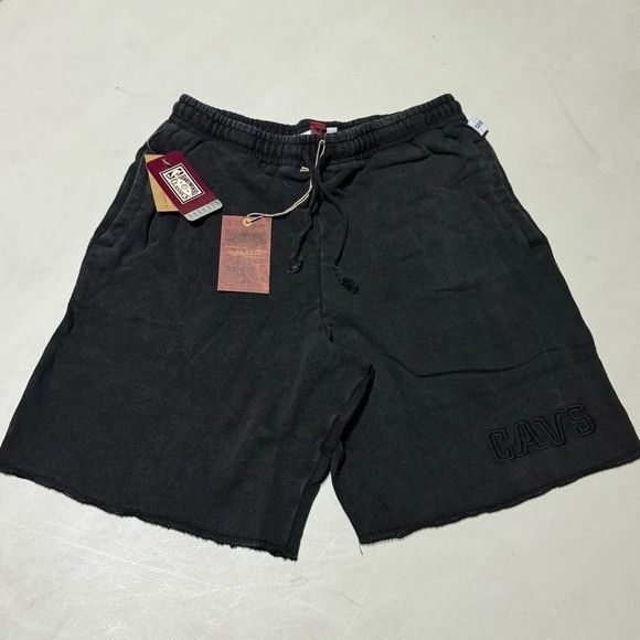 Mitchell & Ness NWT MITCHELL & NESS CLEVELAND CAVALIERS NBA FLEECE SHORTS M Size US 30 / EU 46 - 1 Thumbnail