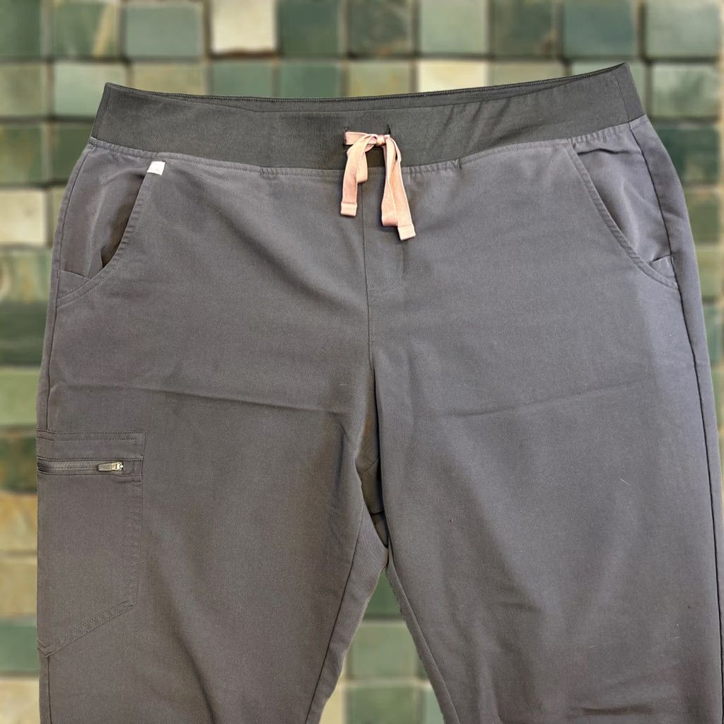 Vintage Figs Kade Cargo Scrub Pants Women XL T Grey Jogger Technical Collection Scrub Pants Women XL Grey FIGS Size 40" / US 18 - 1 Thumbnail