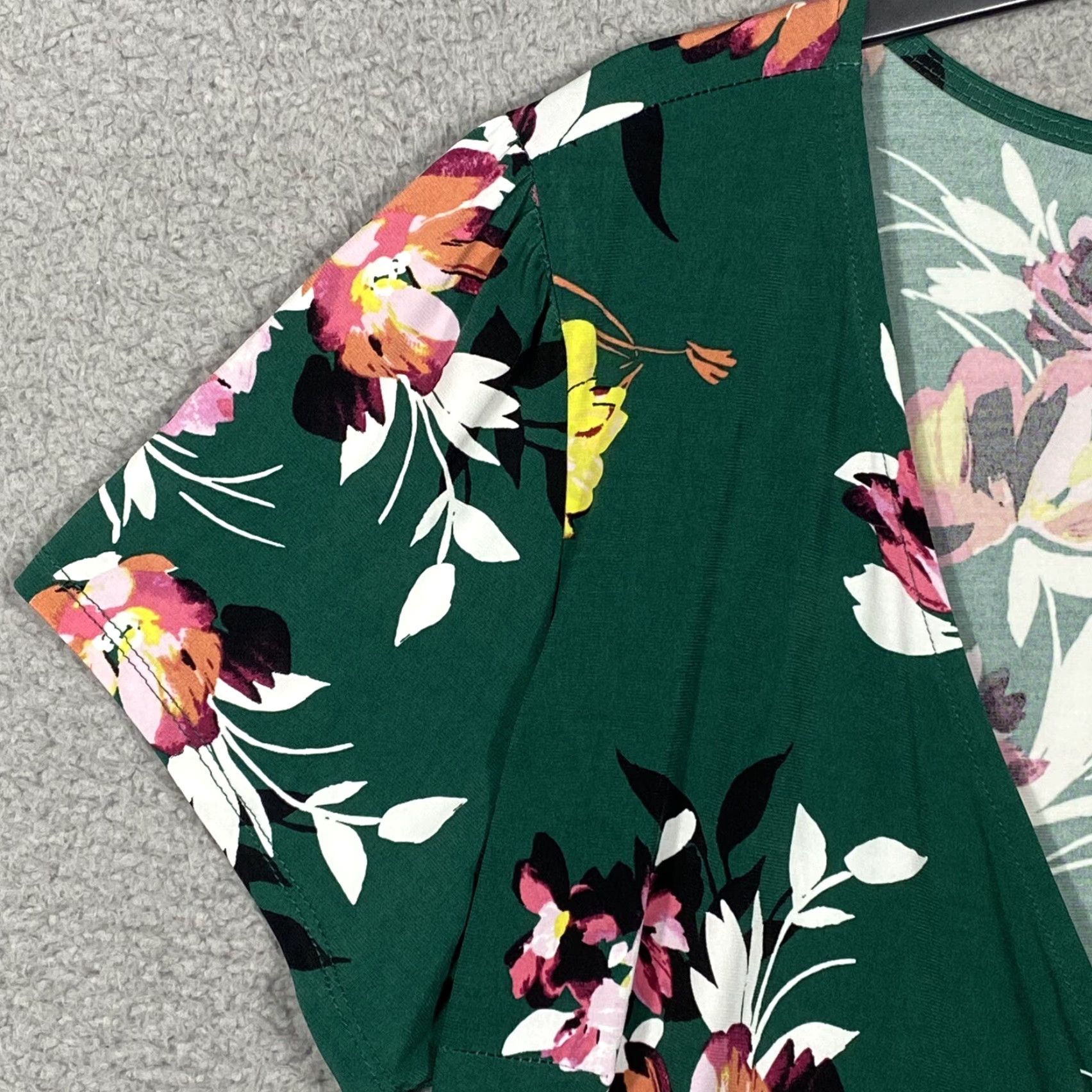 Torrid Torrid Women's Blouse Surplice Wrap Floral Green Size 2X Plus V-Neck Short Sleeve Side Tie Bohemian City Floral Accents Women Size XXL / US 16-18 / IT 52-54 - 2 Thumbnail