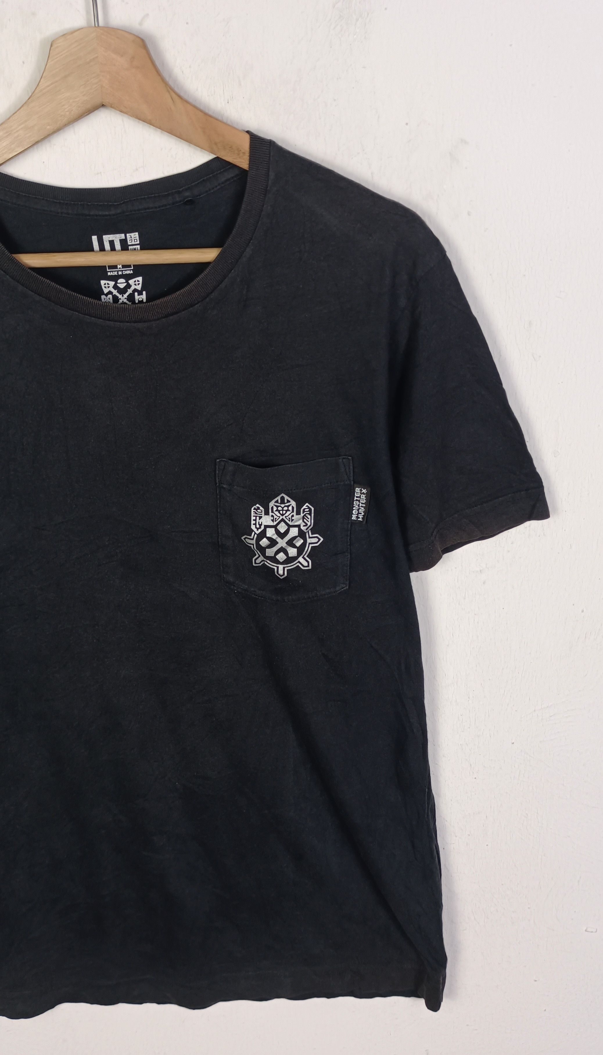 Uniqlo Monster Hunter Uniqlo Short Sleeve T Shirt Size US M / EU 48-50 / 2 - 5 Thumbnail