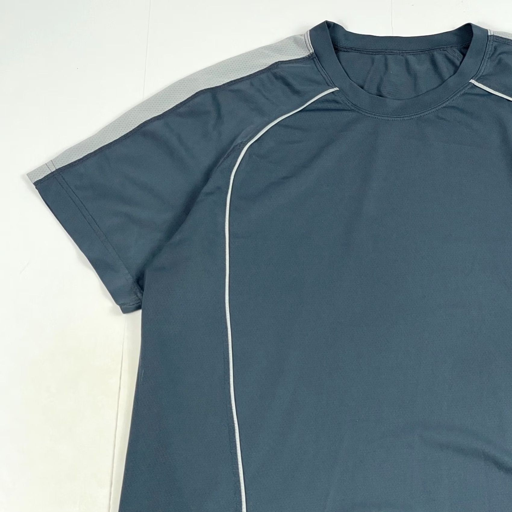 Lululemon Lululemon Shirt - Mens Large Gray Short Sleeve Crew Neck Workout Gym Tech Pocket Size US L / EU 52-54 / 3 - 2 Thumbnail