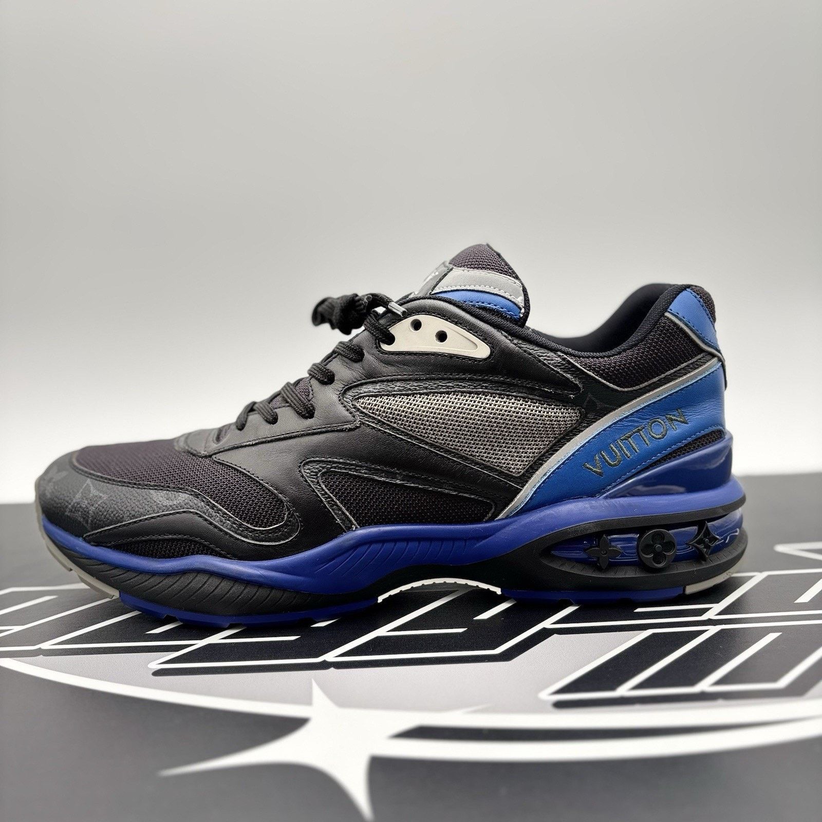 Louis Vuitton (10-10.5) Louis Vuitton Trail ' Monogram Blue '| SUPER CLEAN Size US 10 / EU 43 - 11 Thumbnail
