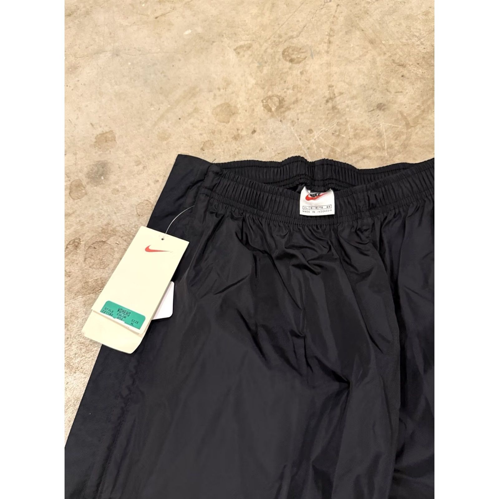 Nike VINTAGE Nike Track Pants Black Womens XL Full Zip 90s Rare Size 40" / US 18 - 2 Thumbnail