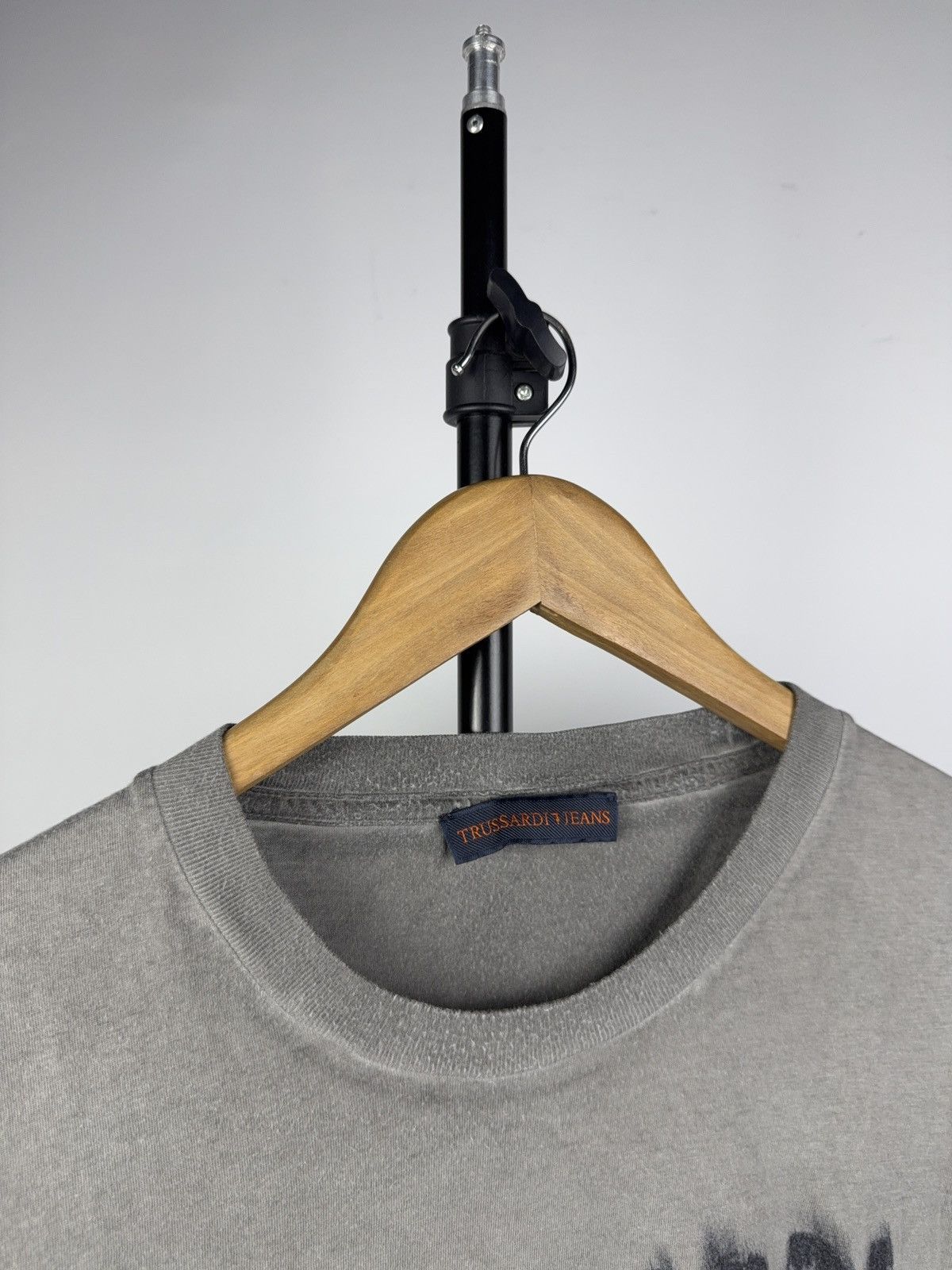 Trussardi 00s Trussardi Jeans Spray Big Logo Tee Vintage Grey Italy Size US L / EU 52-54 / 3 - 3 Thumbnail