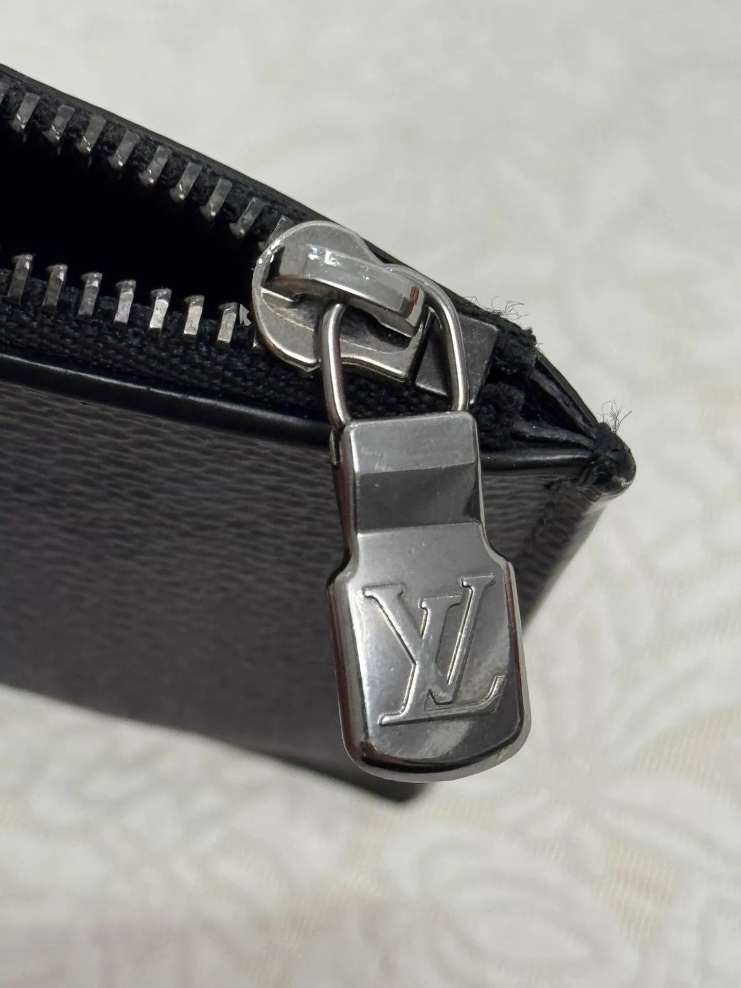 Louis Vuitton LOUIS VUITTON Taïga card wallet black monogram Size ONE SIZE - 5 Thumbnail