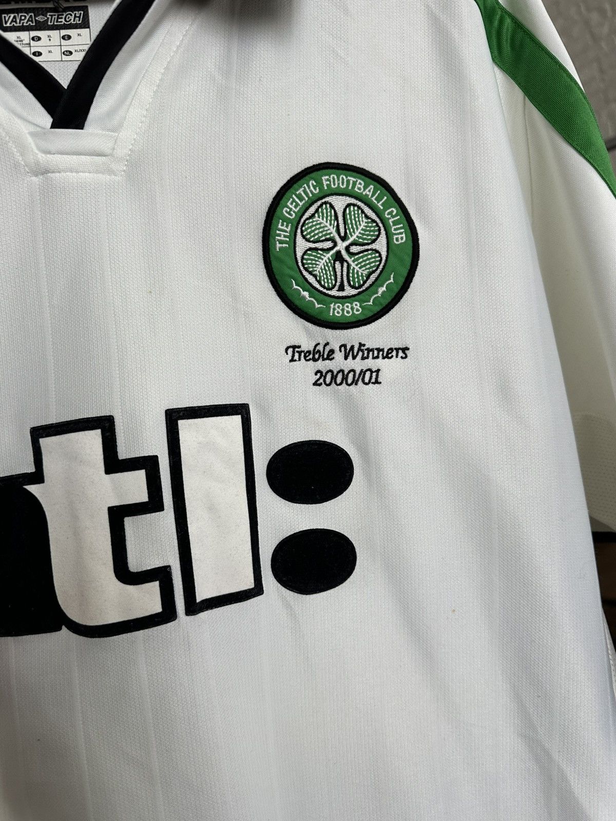 Umbro 2001/2002 Umbro Celtic FC Vintage Soccer Jersey T-Shirt Size US XL / EU 56 / 4 - 8 Thumbnail